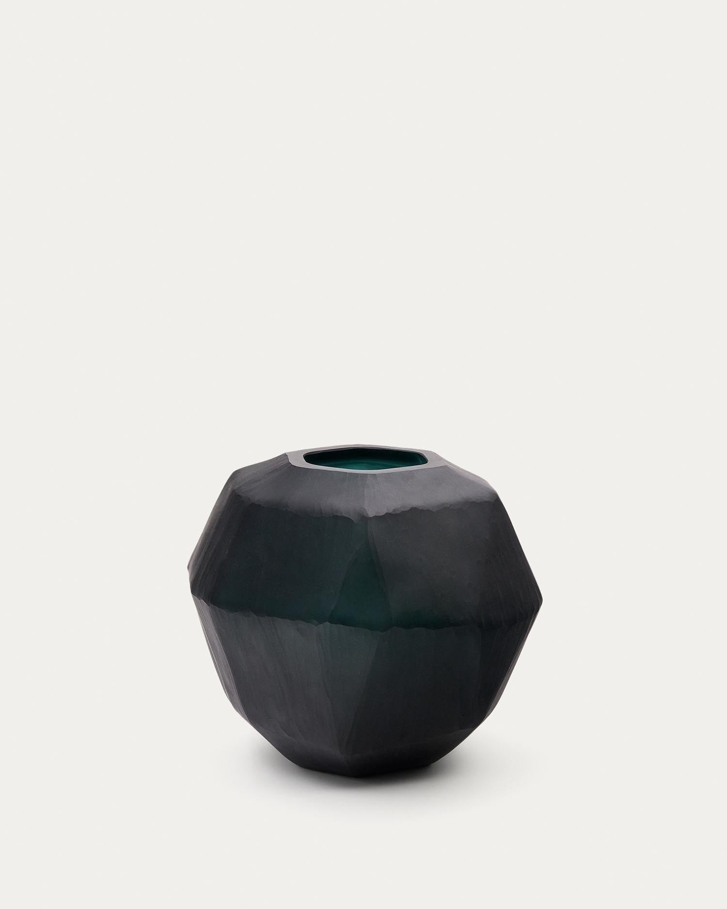 Verleihen Sie Ihrem Raum mit der 22 cm hohen Geonix Vase aus grünem Glas von Kave Home einen Hauch von modernem Chic – ein einzigartiges Deko-Element!