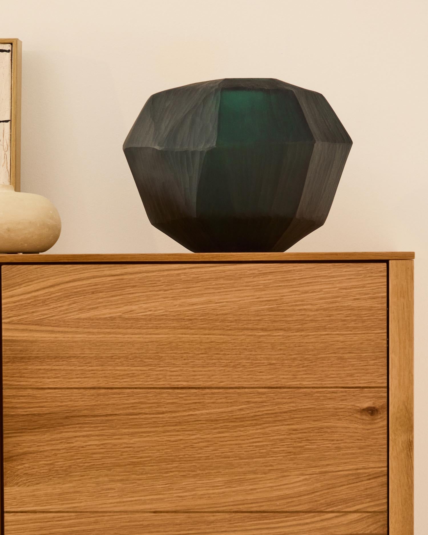 Verleihen Sie Ihrem Raum mit der 22 cm hohen Vase Geonix aus grünem Glas von Kave Home einen Hauch von modernem Chic und geometrischer Eleganz!