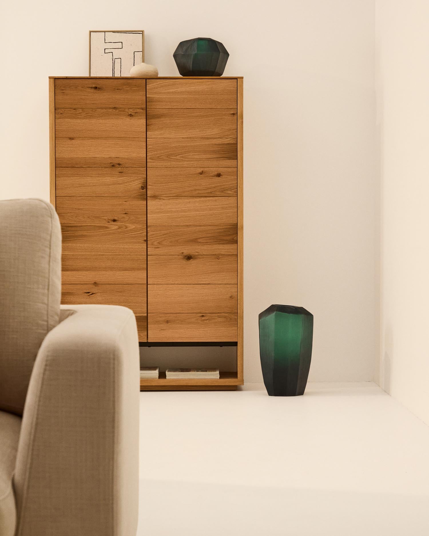 Setzen Sie mit der 22 cm hohen Geonix Vase aus grünem Glas von Kave Home stilvolle Akzente in Ihrem Zuhause – ein modernes Designhighlight!