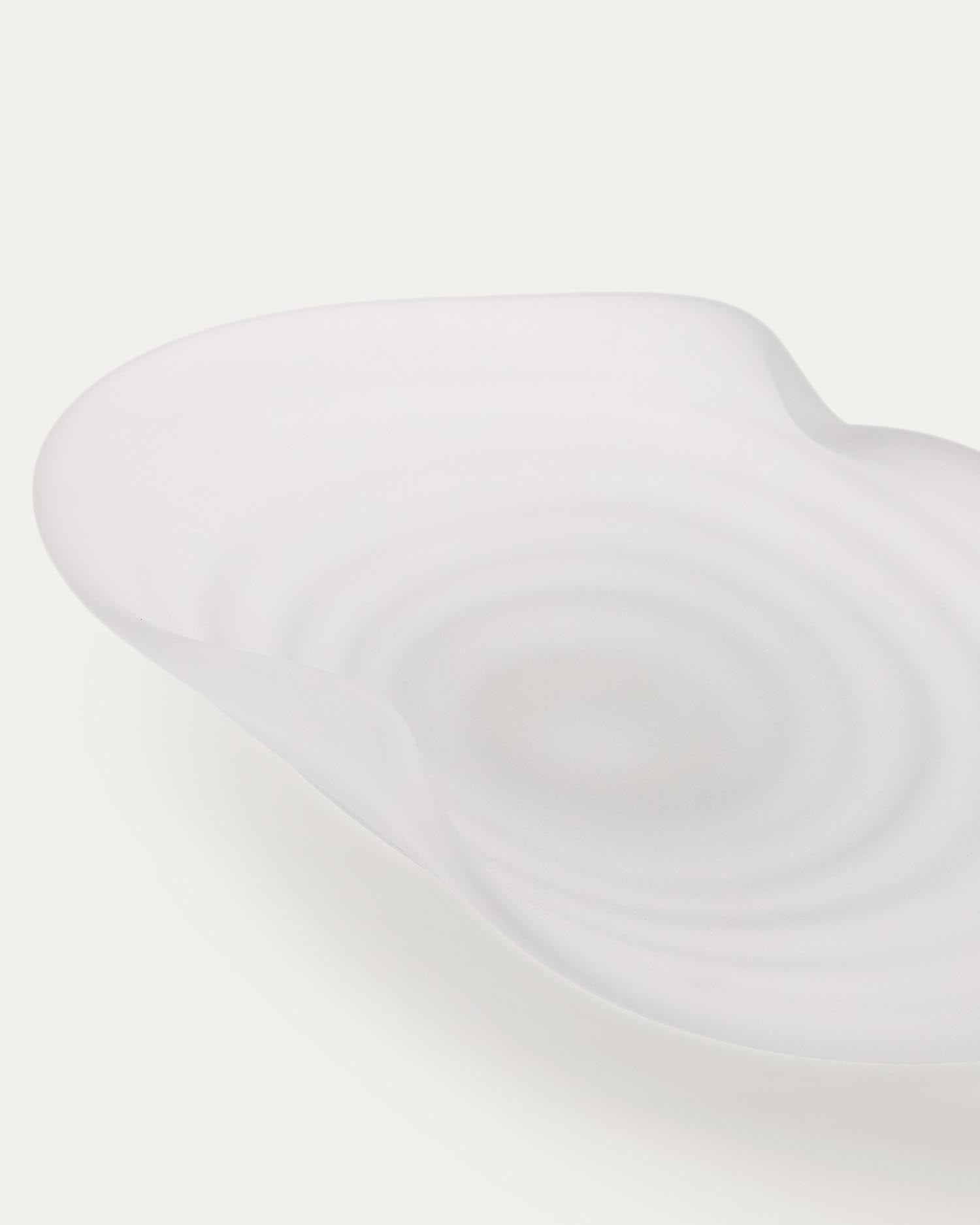 Stilvoller Tafelaufsatz Ondaro (11 cm) aus edlem Milchglas von Kave Home. Ein elegantes Deko-Highlight für jeden Raum, vielseitig und langlebig.