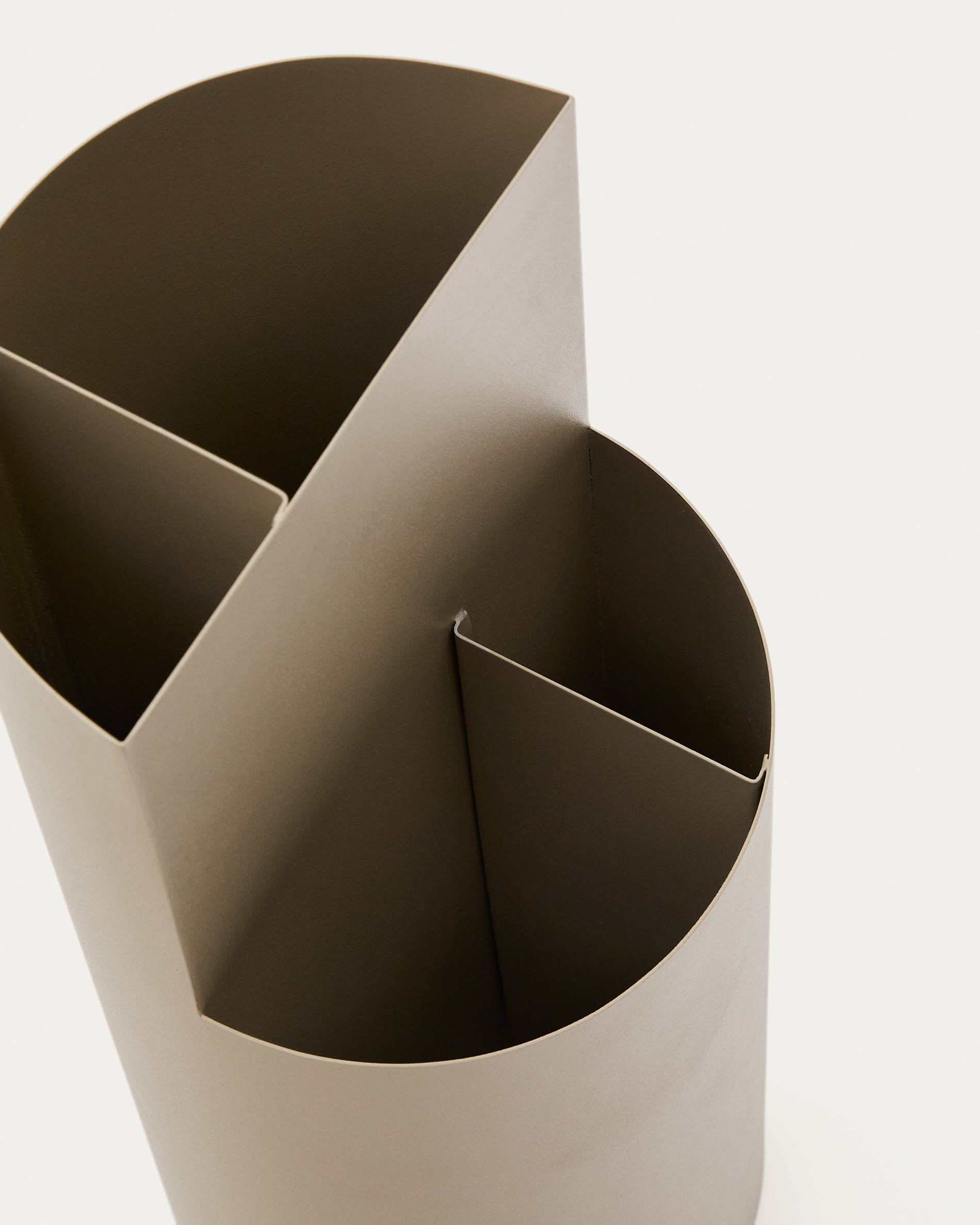 Kleiner Schirmständer Atin aus beigem Metall in Beige präsentiert im Onlineshop von KAQTU Design AG. Schirmständer ist von Kave Home