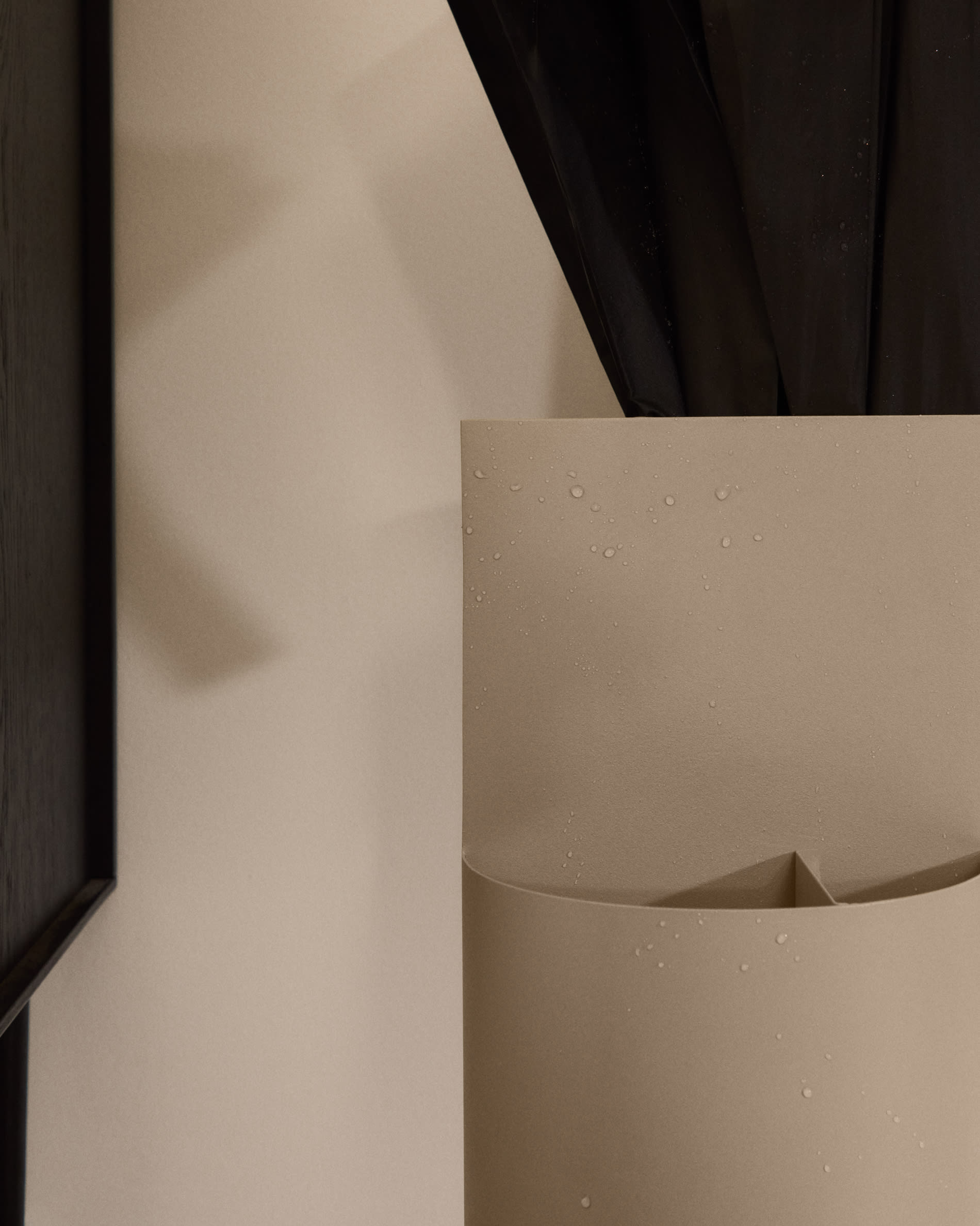 Kleiner Schirmständer Atin aus beigem Metall in Beige präsentiert im Onlineshop von KAQTU Design AG. Schirmständer ist von Kave Home