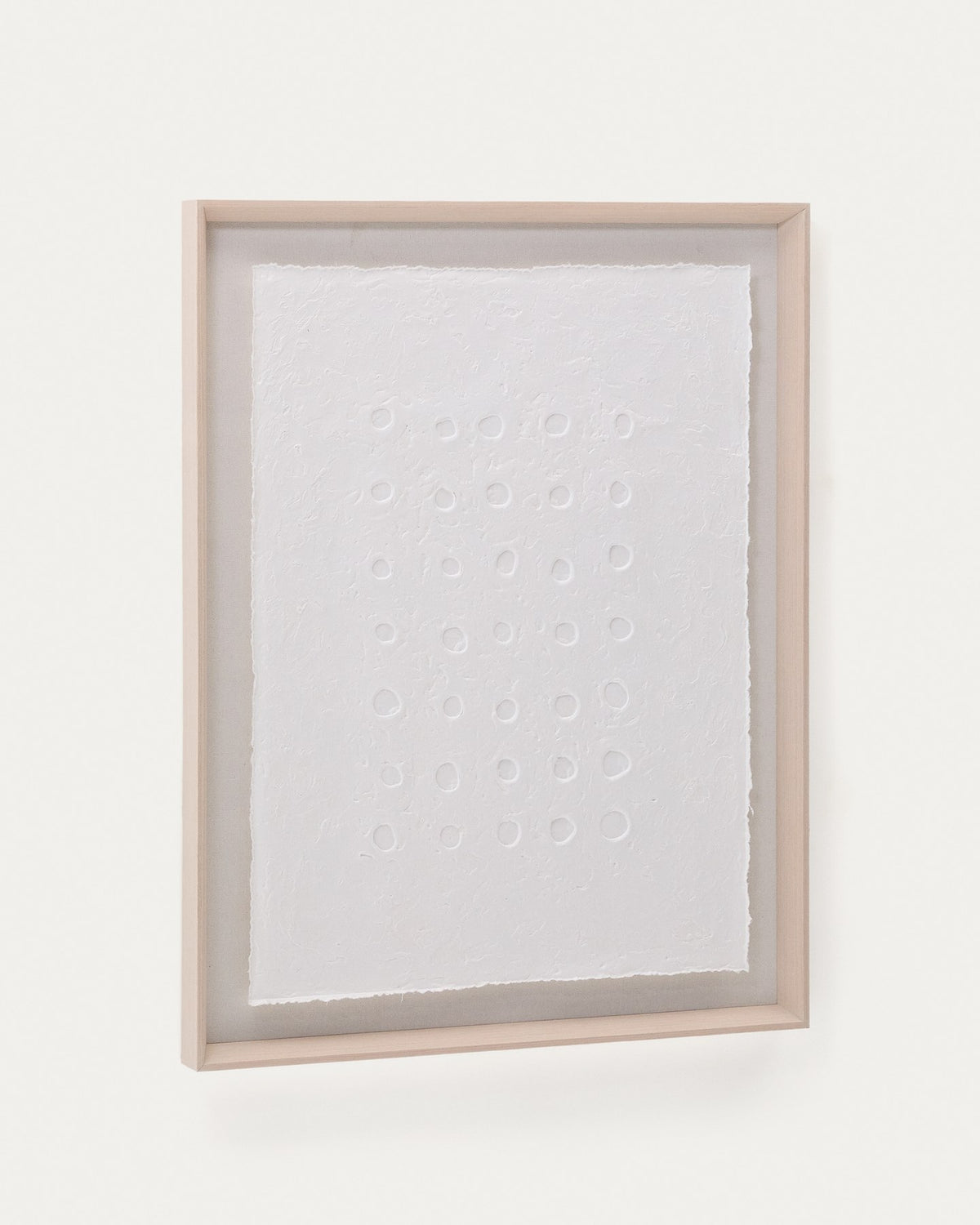 Abstraktes Wandbild Olvin aus weissem Recyclingpapier mit handgefertigten Reliefs, Punkte- und Kreismuster, Rahmen aus Kiefernholz.