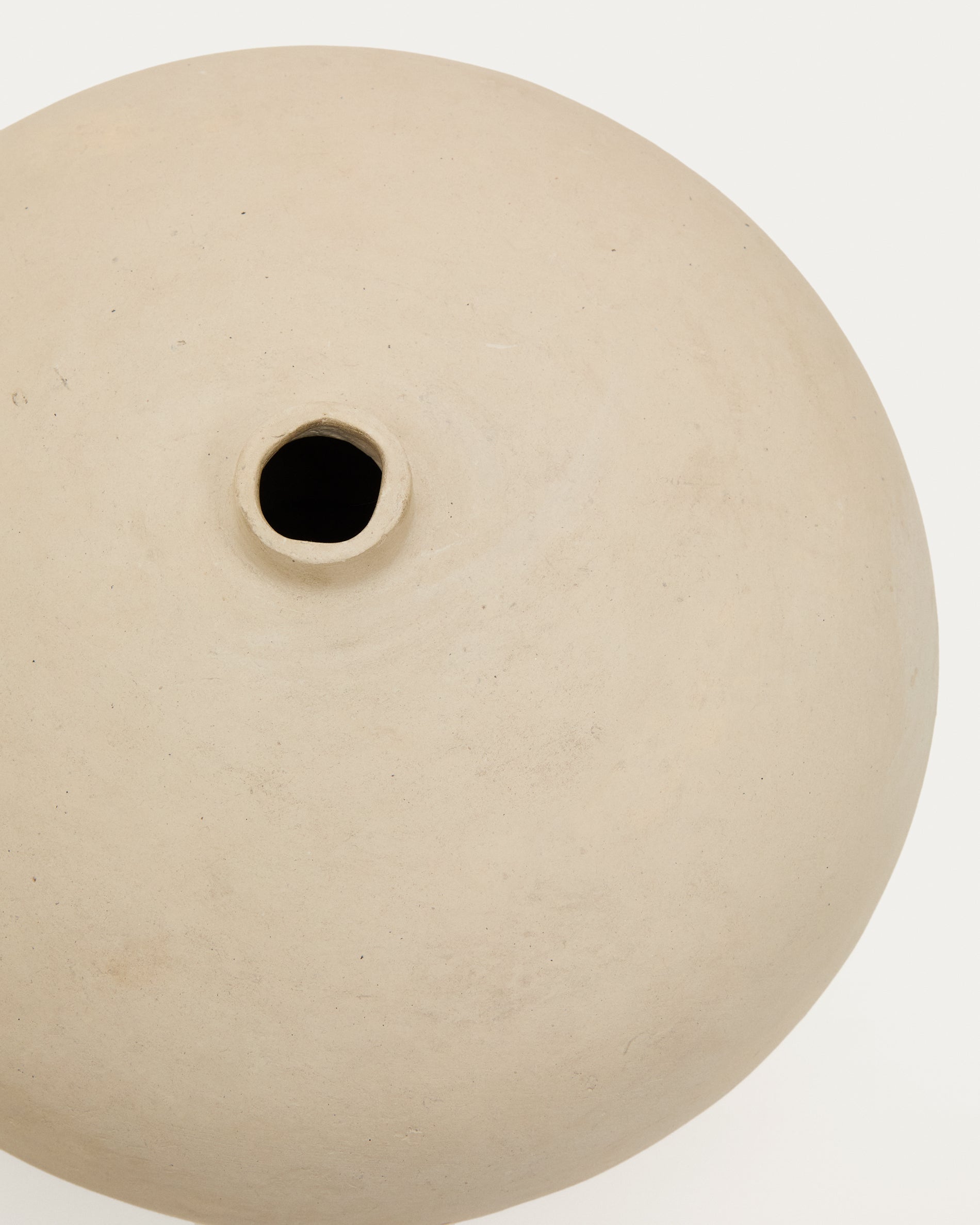 Elegante Pappmaché-Vase Nivala in Weiß, 15,5 cm hoch, ideal für frische Blumenarrangements und als dekoratives Element in jedem Raum.