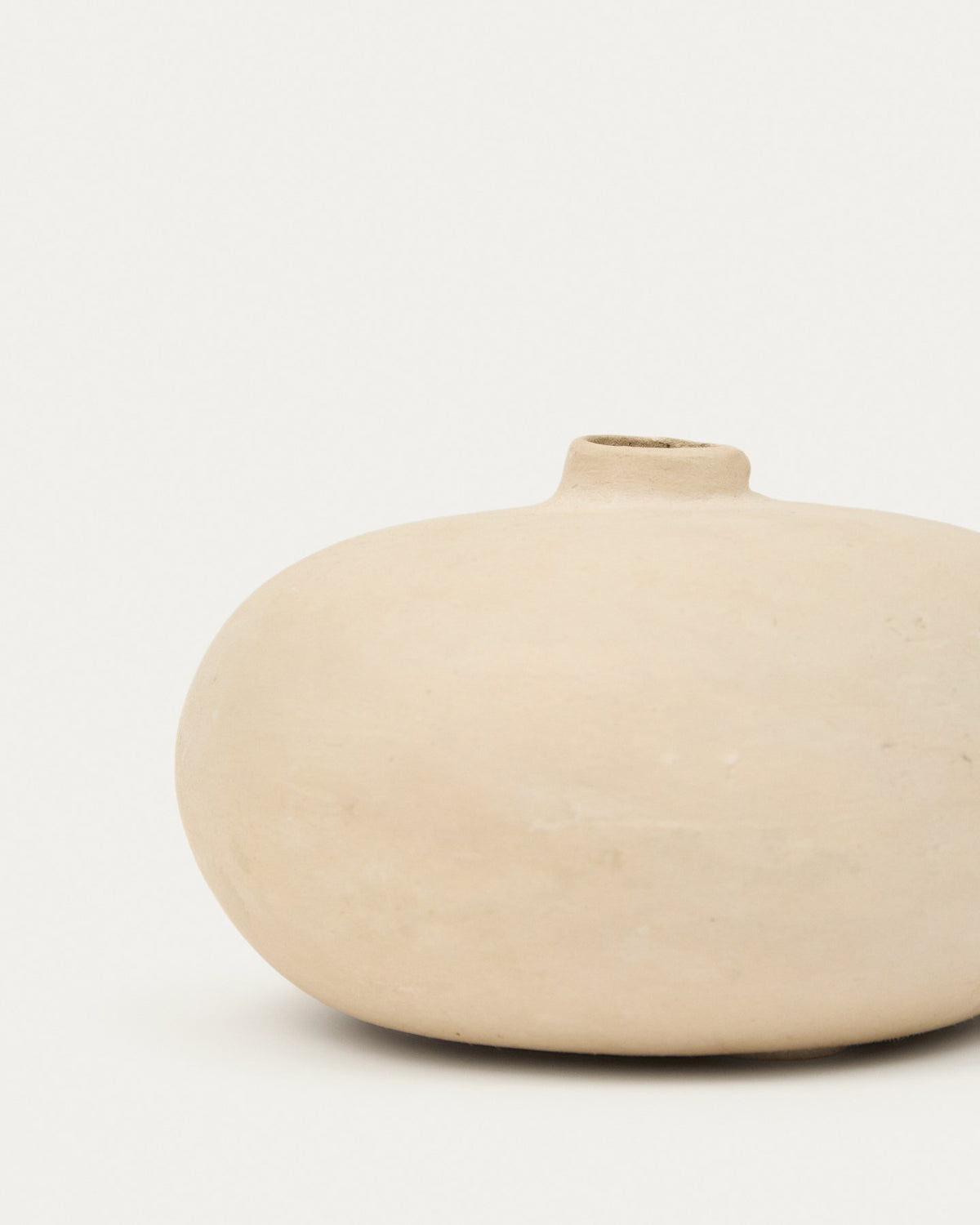 Weisse Vase Nivala aus Pappmaché von Kave Home, kompakte runde Form mit glattem Finish, Höhe 8,5 cm, handgefertigtes Unikat.