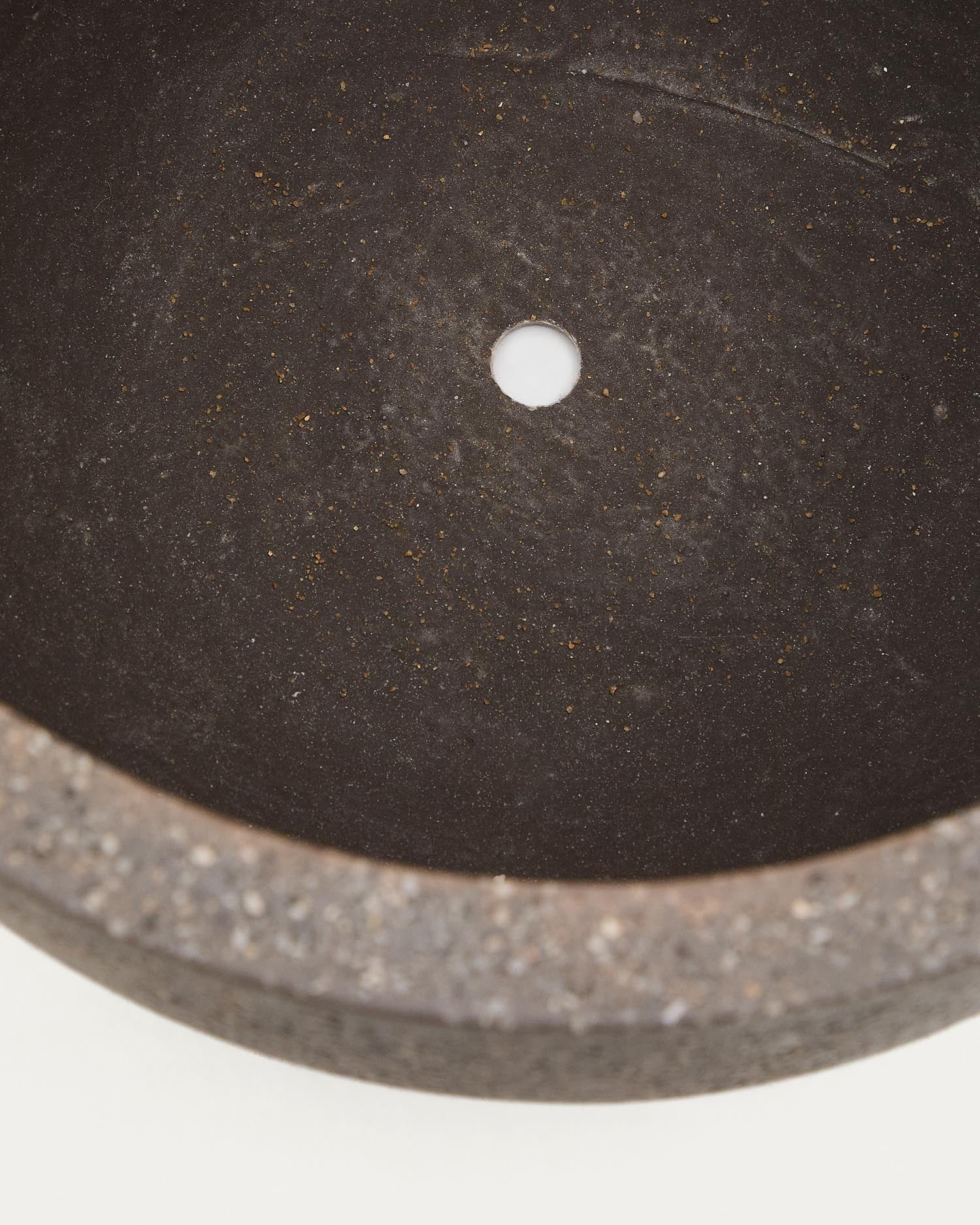 Elegantes Set aus 2 Blumentöpfen Selvi in dunkelbrauner Steinoptik Ø 37 cm von Kave Home – perfekt für jede Umgebung, langlebig und stilvoll.