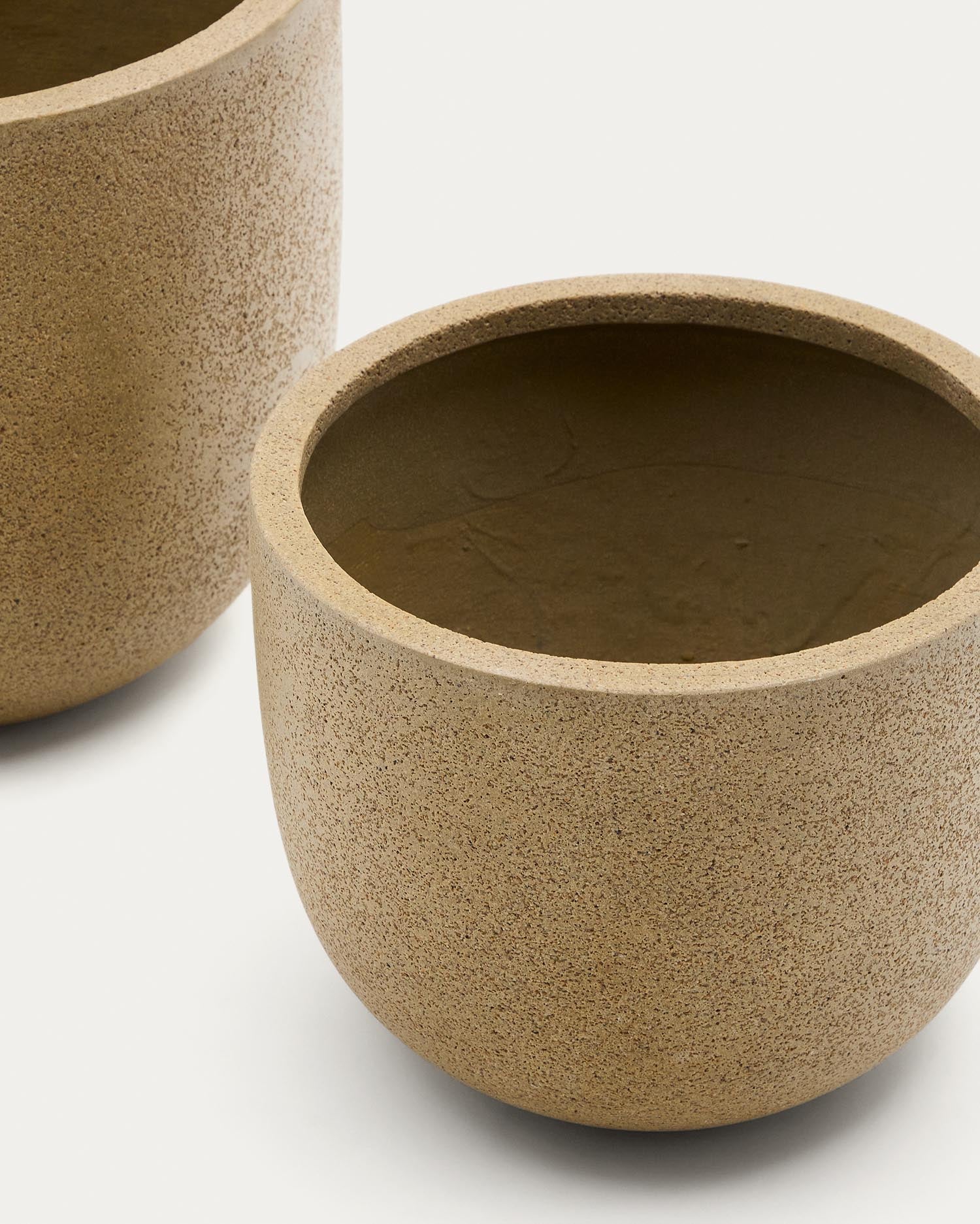 Set aus 2 eleganten Blumentöpfen Selvi in hellbrauner Steinoptik, Ø 37 cm. Perfekt für drinnen und draußen, langlebig und stilvoll für Ihre Pflanzen.