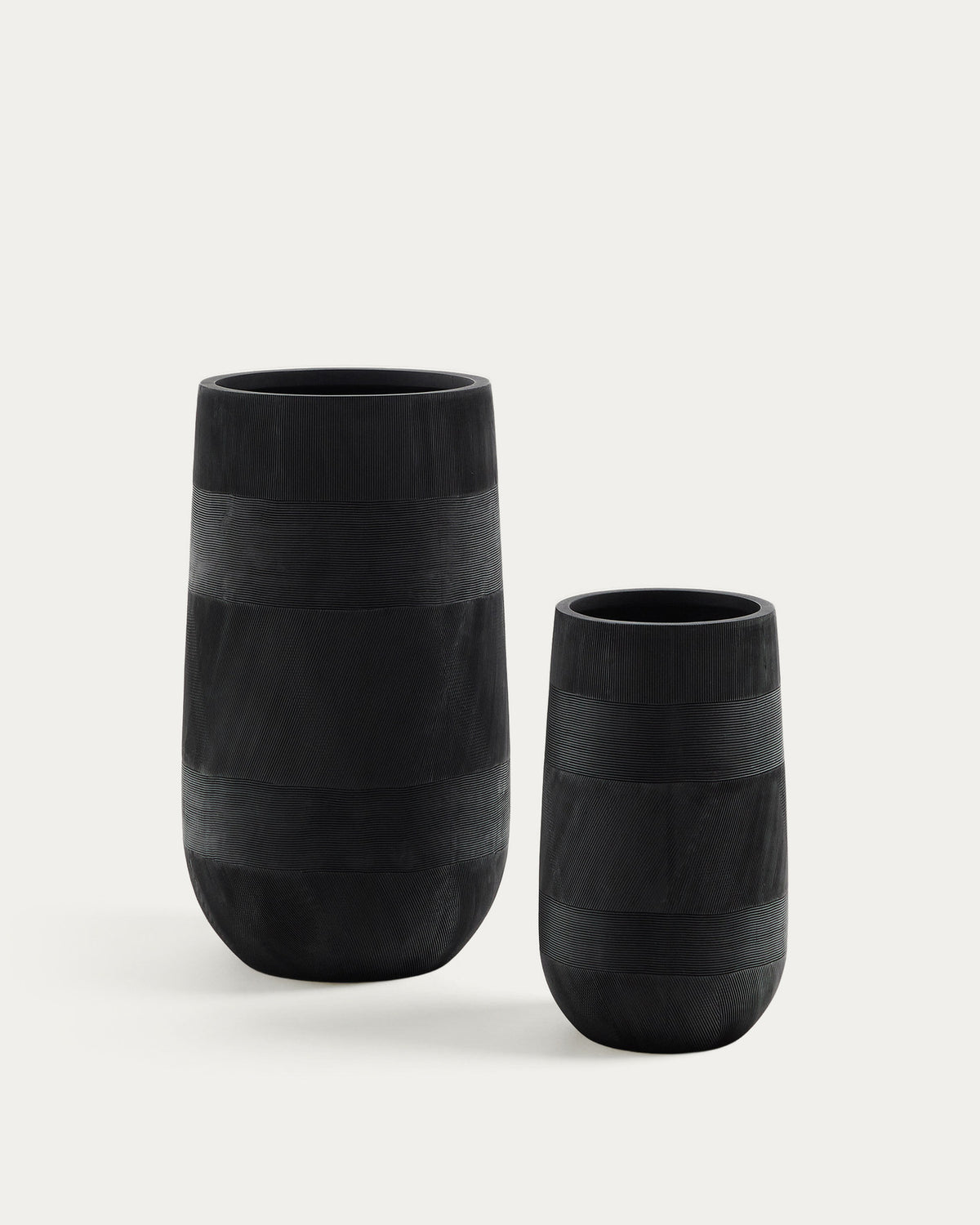 Set aus 2 Blumentöpfen Tival in Zementoptik schwarz Ø 45 cm / Ø 32 cm in Schwarz präsentiert im Onlineshop von KAQTU Design AG. Blumentopf ist von Kave Home