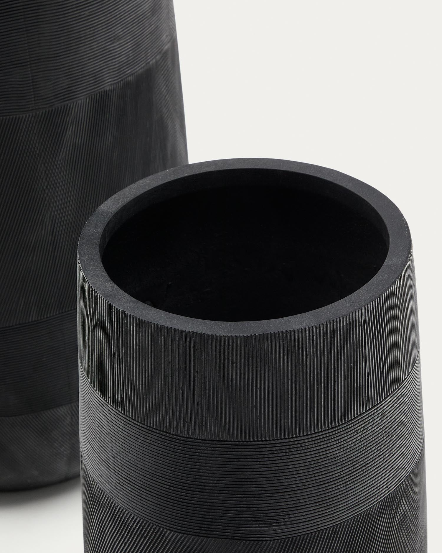 Setzen Sie Ihre Pflanzen stilvoll in Szene mit dem eleganten Set aus 2 Blumentöpfen Tival in Zementoptik Schwarz (Ø 45 cm) von Kave Home!