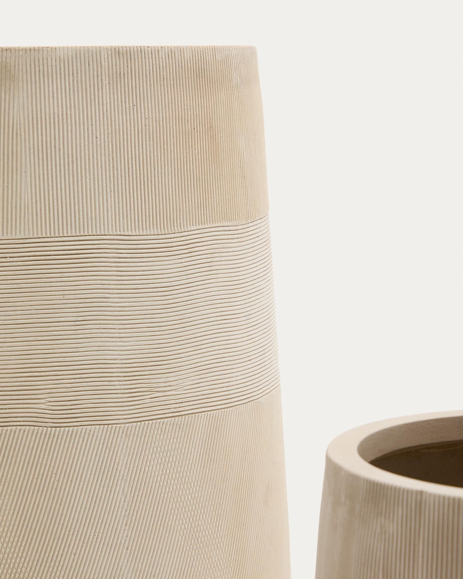 Verleihe Deinem Zuhause mit dem eleganten Blumentopf Tival in beige Zementoptik (Ø 45 cm) von Kave Home einen modernen Akzent – perfekt für jede Umgebung!