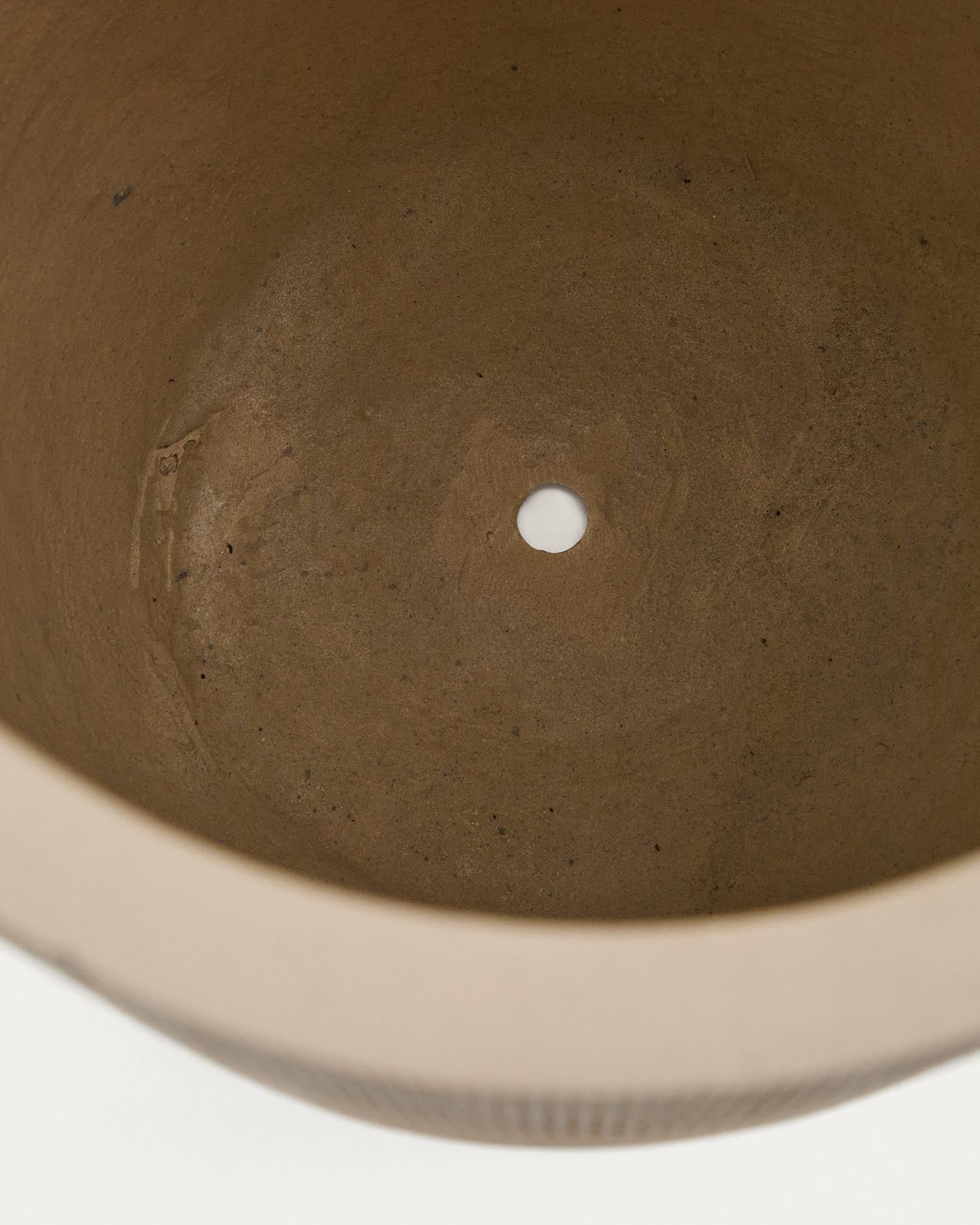 Gestalte Deine Räume mit dem stilvollen Blumentopf Tival in beige Zementoptik (Ø 45 cm) von Kave Home – ideal für drinnen und draußen!