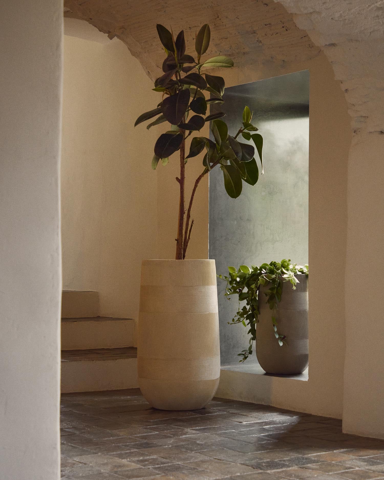 Entdecke den eleganten Blumentopf Tival in beige Zementoptik (Ø 45 cm) von Kave Home – ideal für stilvolle Akzente in jedem Raum.