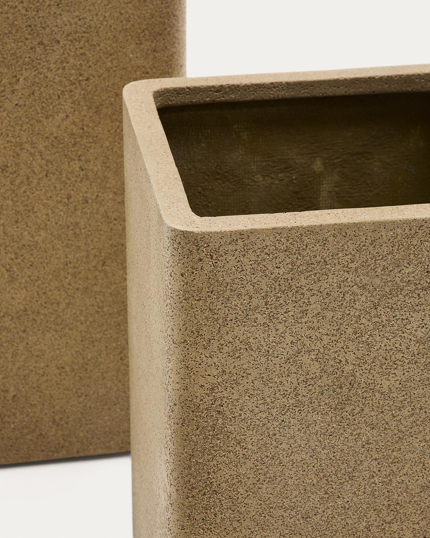 Verleihen Sie Ihrem Zuhause mit dem Set aus 2 hohen Blumentöpfen Minoa in senffarbenem Steinlook einen modernen Akzent. Perfekt für jeden Raum!