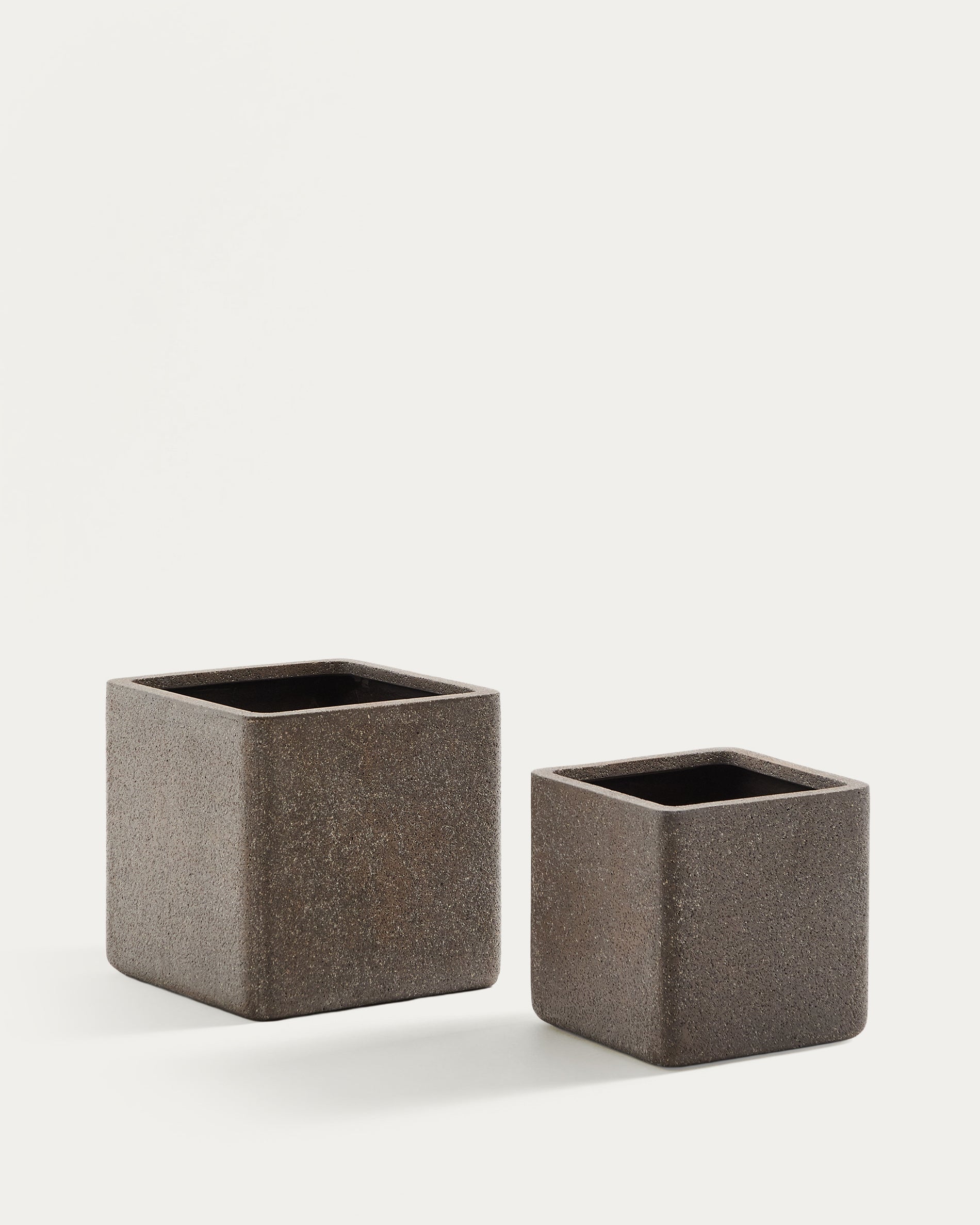 Set aus 2 Blumentöpfen Minoa in Steinoptik braun 44 x 44 cm in Schwarz präsentiert im Onlineshop von KAQTU Design AG. Pflanzentopf Outdoor ist von Kave Home