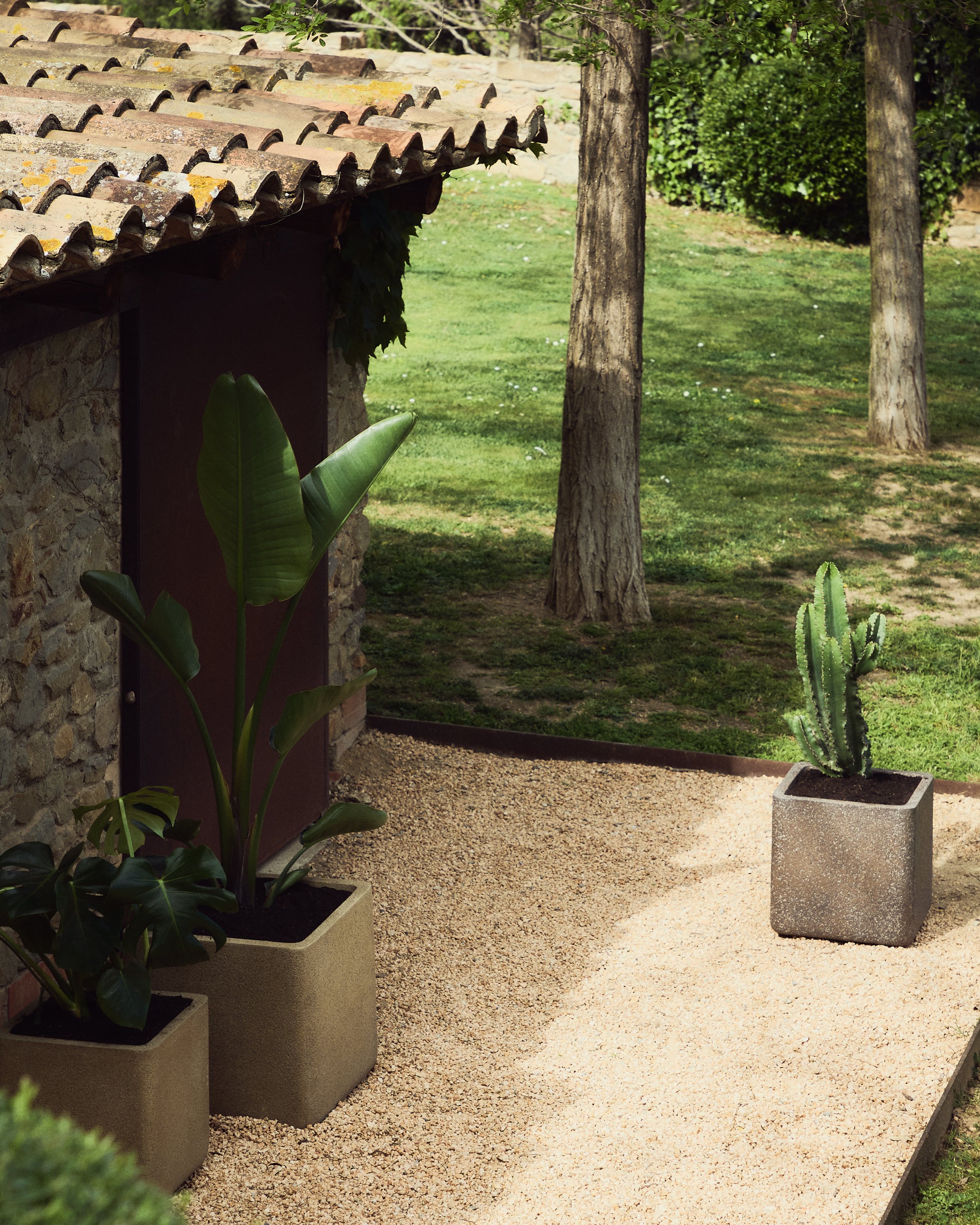 Zwei stilvolle Blumentöpfe Minoa in brauner Steinoptik, ideal für den Außenbereich, perfekt für Ihre Pflanzen und Gartenakzente.
