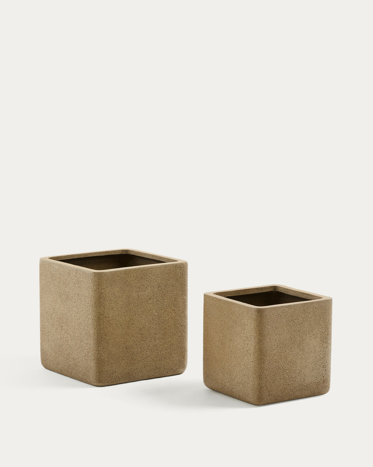 Set aus 2 Blumentöpfen Minoa in Steinoptik senffarben 44 x 44 cm in Schwarz präsentiert im Onlineshop von KAQTU Design AG. Blumentopf ist von Kave Home