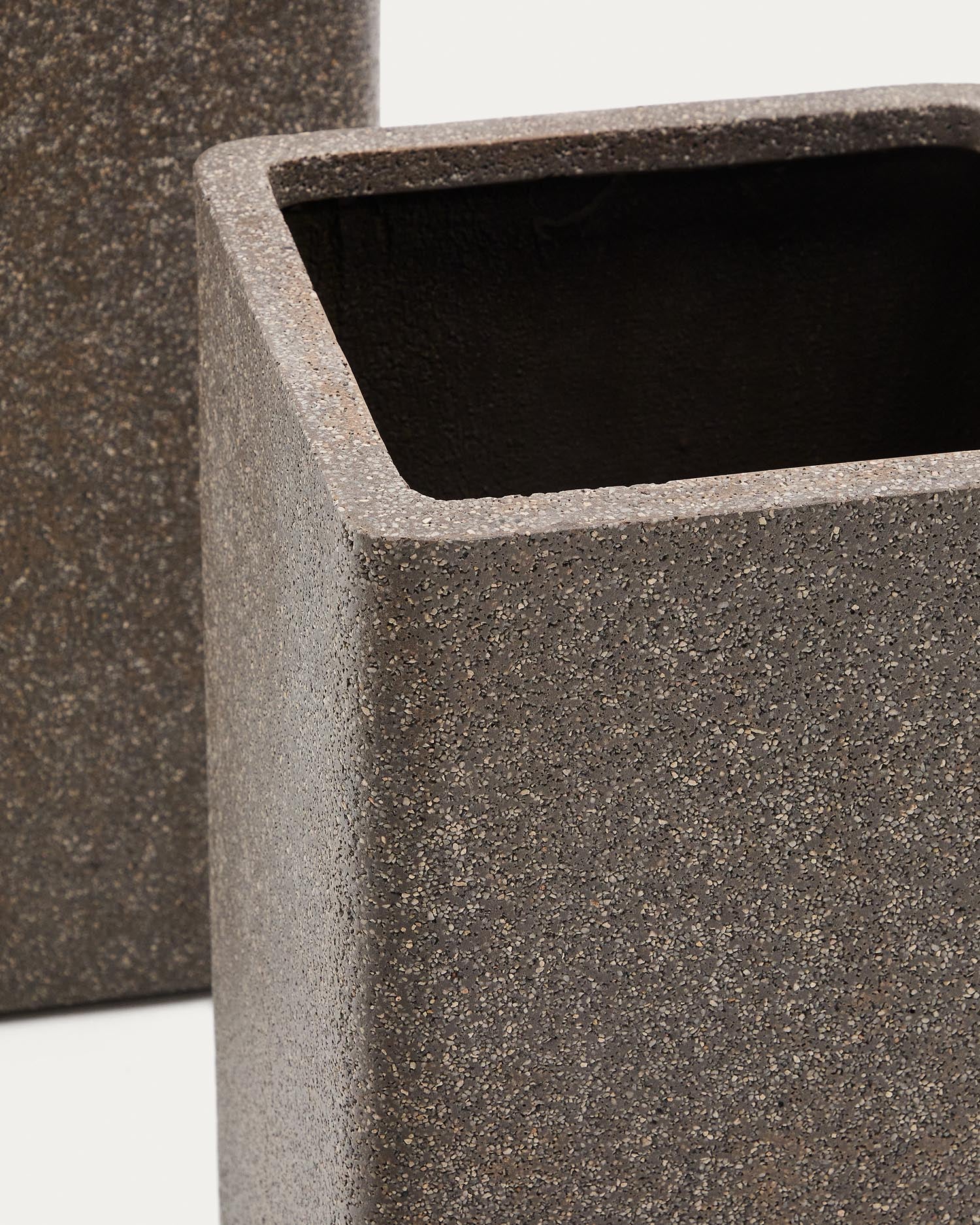 Set aus 2 stilvollen Blumentöpfen Minoa in brauner Steinoptik. Perfekt für jeden Raum, langlebig und elegant – ideal für Pflanzenliebhaber.