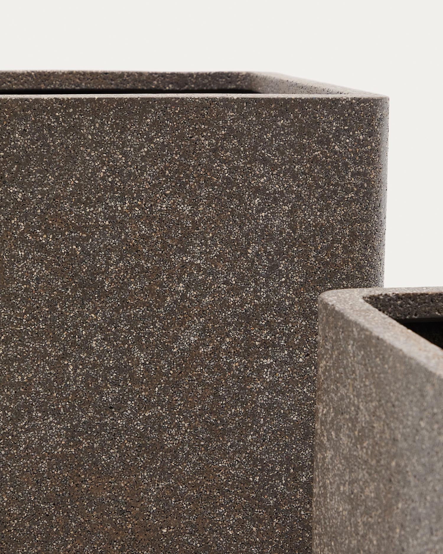 Set aus 2 eleganten Blumentöpfen Minoa in brauner Steinoptik. Ideal für drinnen und draußen, robust und modern – ein Must-Have für Pflanzenfreunde!