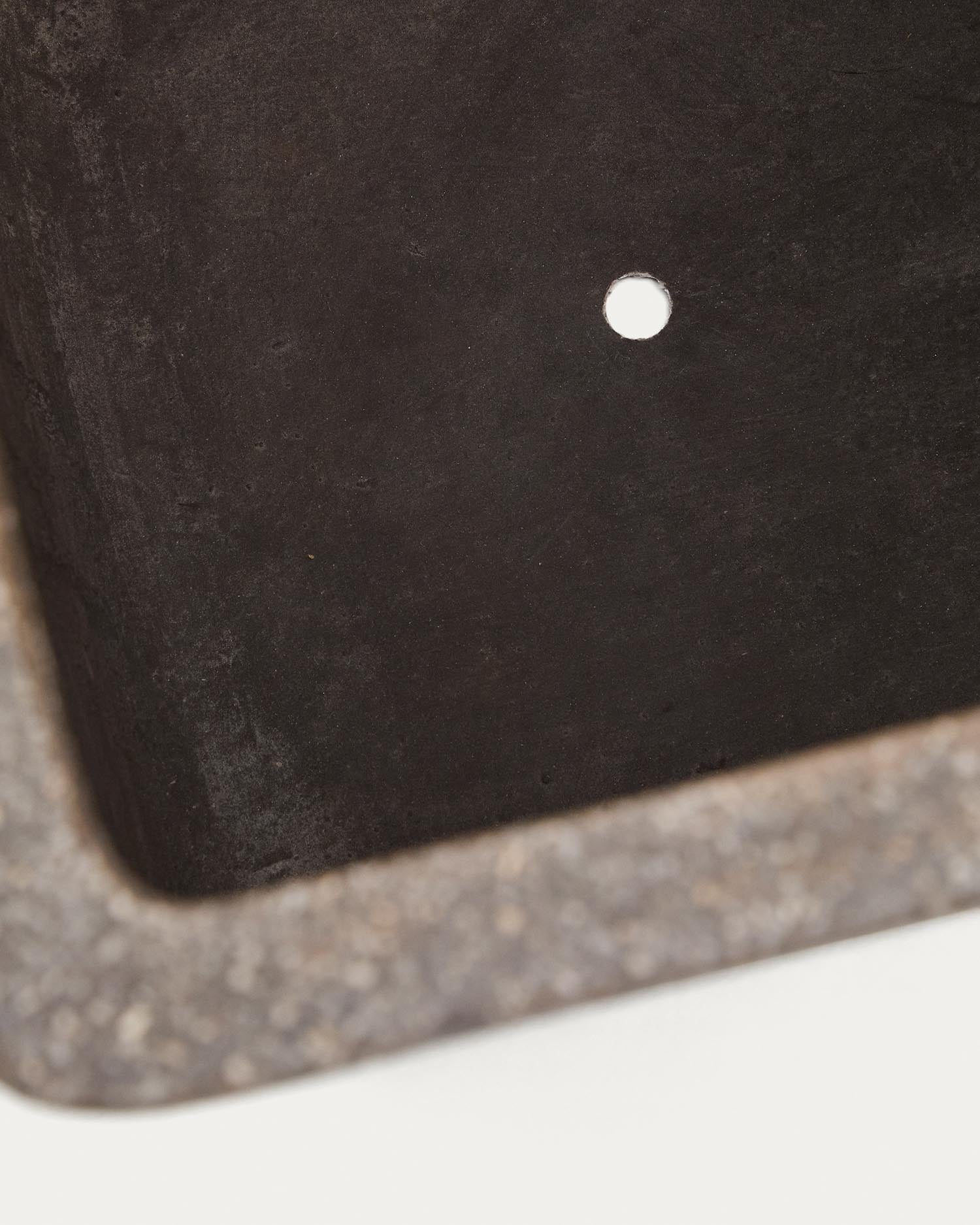 Set aus 2 hohen Blumentöpfen Minoa in stilvoller Steinoptik Braun. Perfekt für jeden Raum, langlebig und elegant – setzen Sie Ihre Pflanzen gekonnt in Szene!