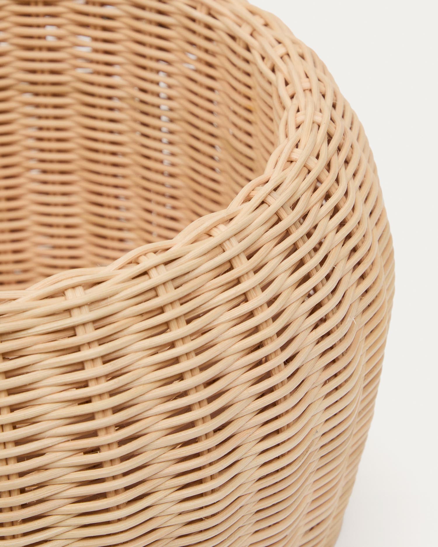 Entdecken Sie die Rattanvase Zilna von Kave Home – ein 19 cm hohes Wohnaccessoire, das natürlichen Charme und vielseitige Einsatzmöglichkeiten bietet.