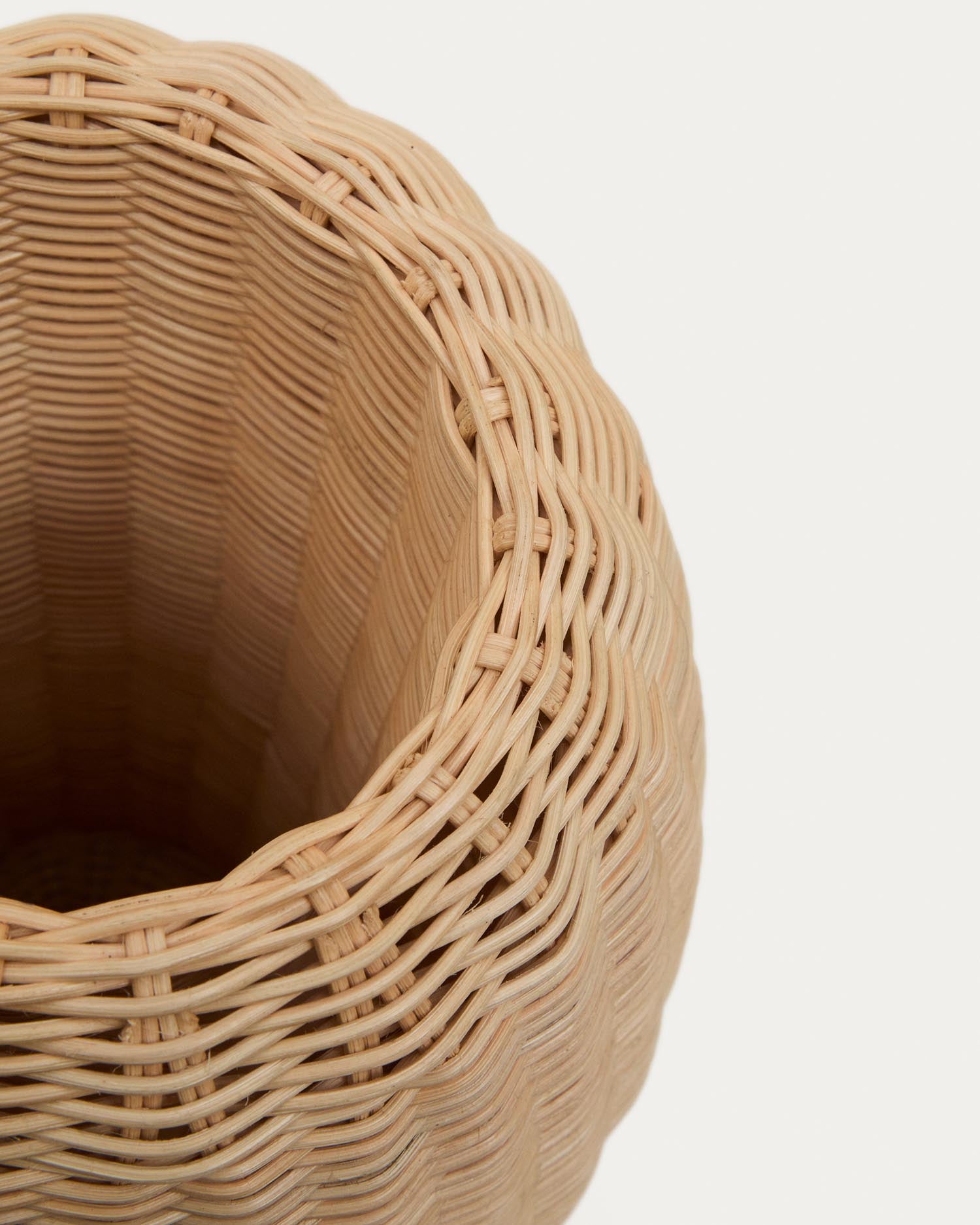 Verleihen Sie Ihrem Raum mit der 40 cm hohen Rattanvase Zilna von Kave Home einen Hauch von natürlichem Charme und stilvoller Aufbewahrung.