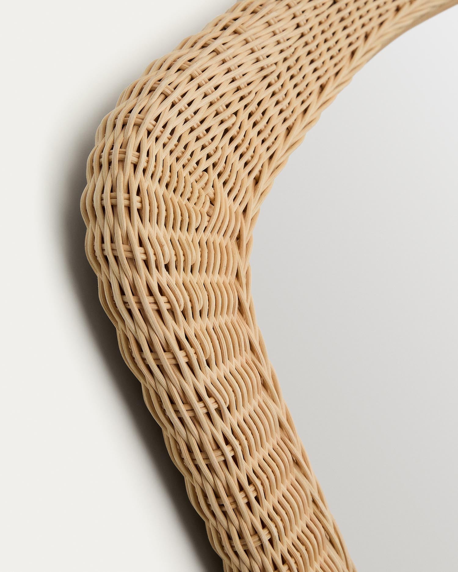 Der Rattanspiegel Zilna von Kave Home, 58 x 79 cm, bringt mit seinem stilvollen Rattan-Design natürliche Eleganz in jeden Raum.