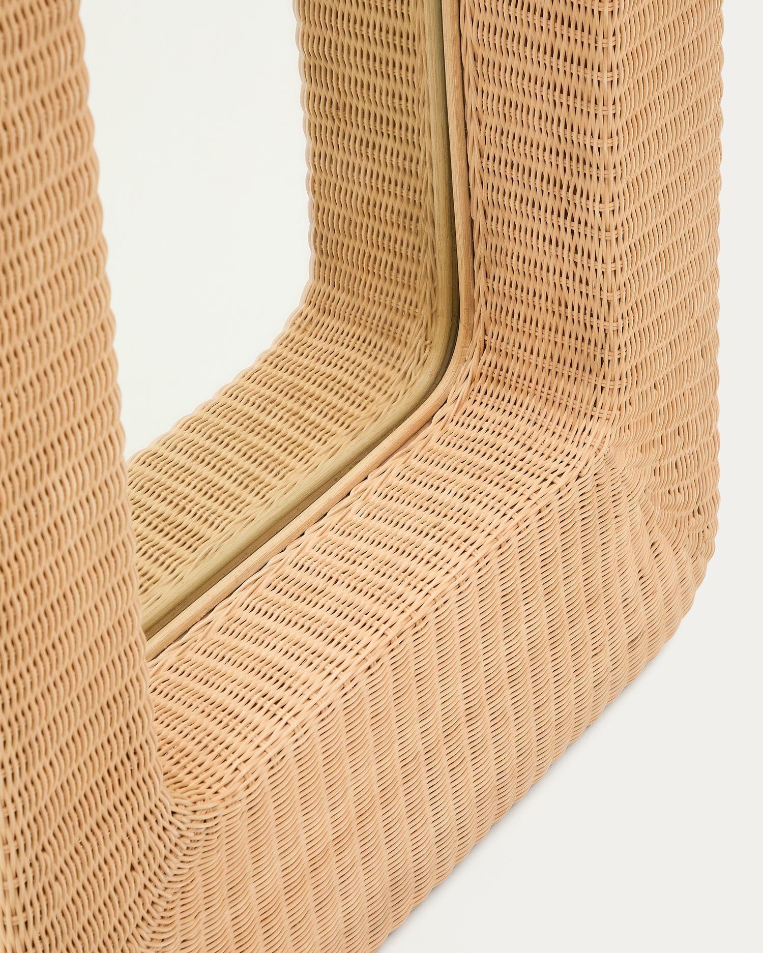 Verleihen Sie Ihrem Raum mit dem Rattanspiegel Zilna von Kave Home (58 x 120 cm) einen Hauch von Eleganz und natürlichem Charme.