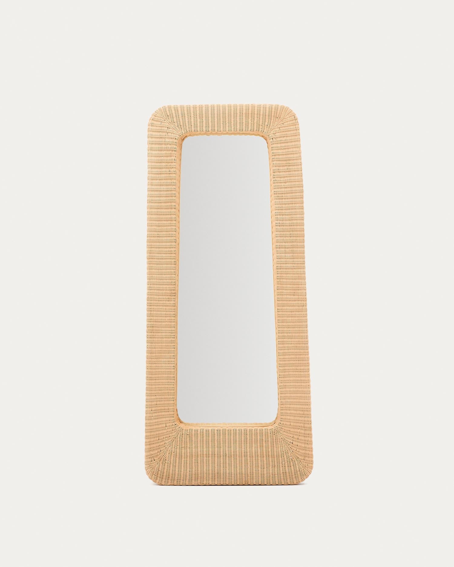 Entdecken Sie den Rattanspiegel Zilna von Kave Home, 58 x 120 cm – ein stilvolles Accessoire, das Wärme und Eleganz in Ihr Zuhause bringt.