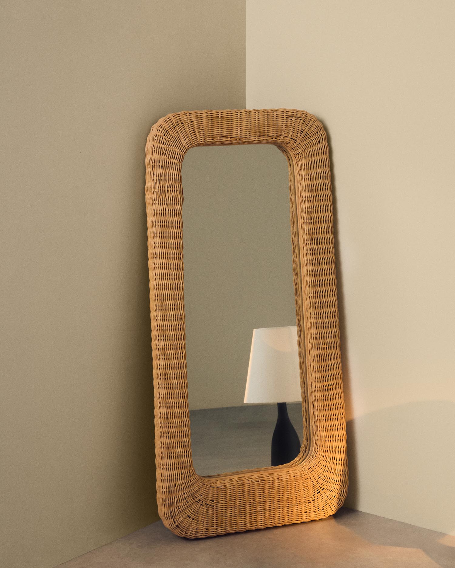 Entdecken Sie den Rattanspiegel Zilna von Kave Home – ein stilvolles Accessoire mit 58 x 120 cm, das Wärme und Eleganz in Ihr Zuhause bringt.