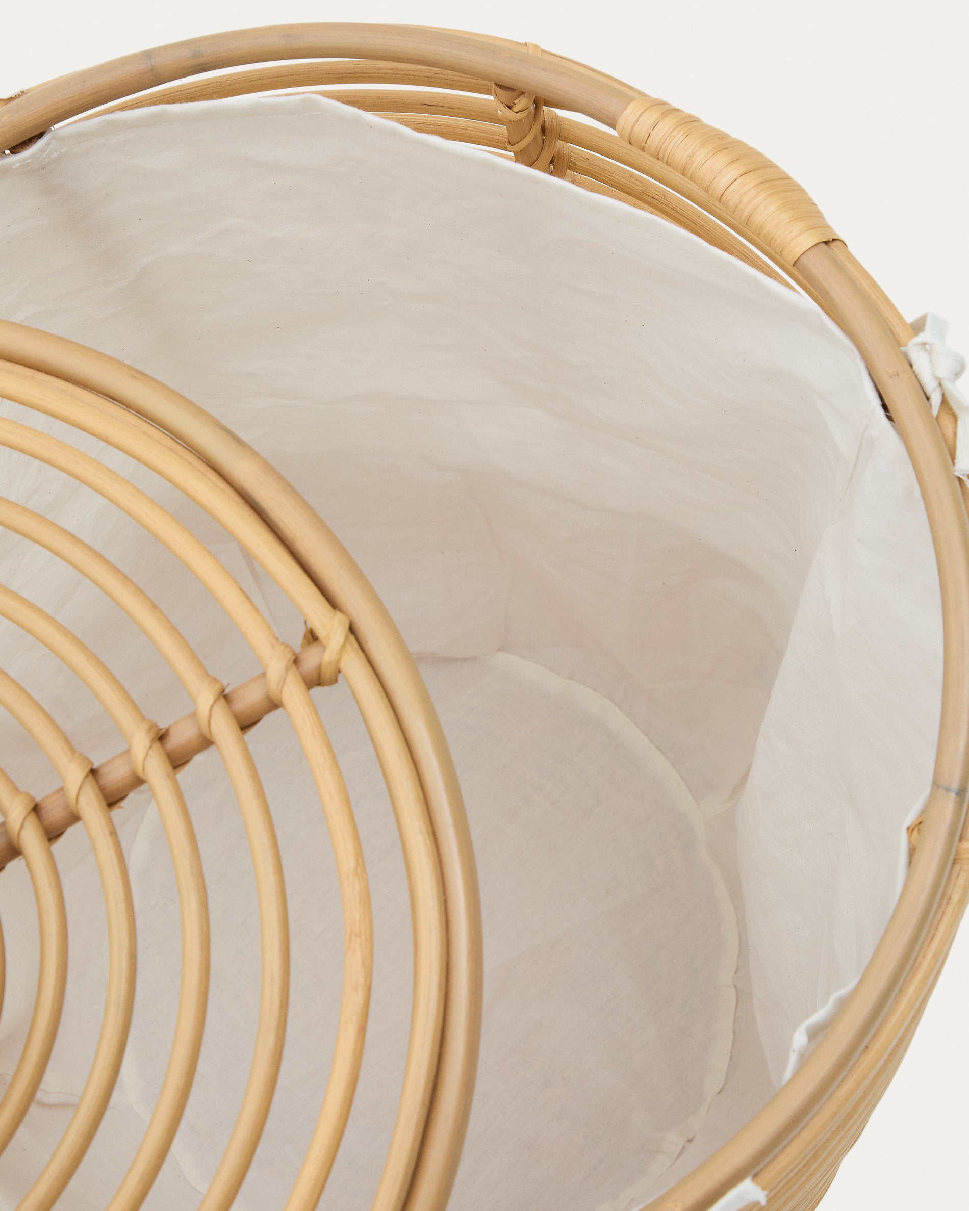 Stilvoller Rattan-Wäschekorb Liora, 59 cm hoch, perfekt für die Aufbewahrung von Wäsche und als dekoratives Element im Zuhause.