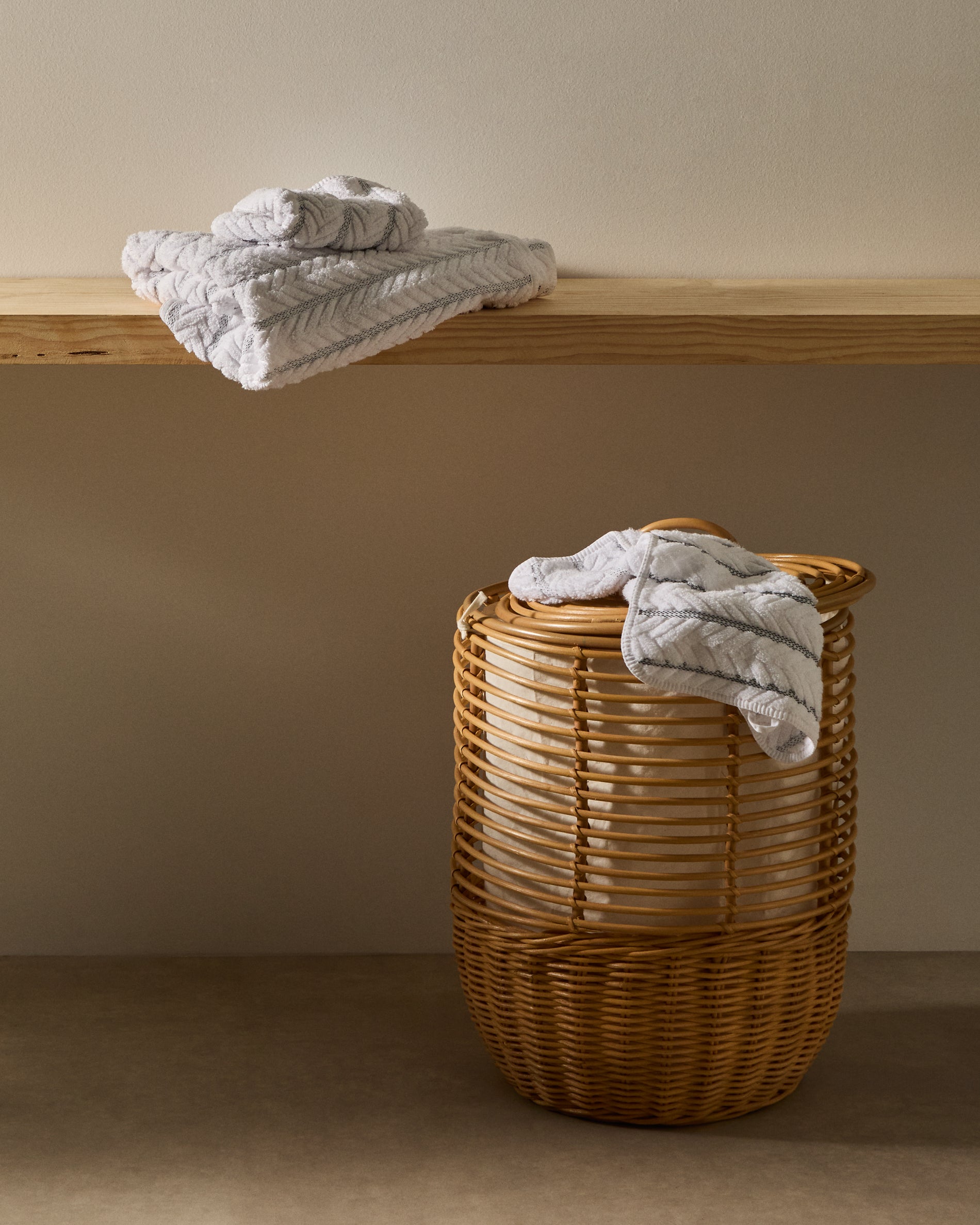 Eleganter Wäschekorb Liora aus natürlichem Rattan, 59 cm hoch, ideal für stilvolle Aufbewahrung im Badezimmer oder Schlafzimmer.