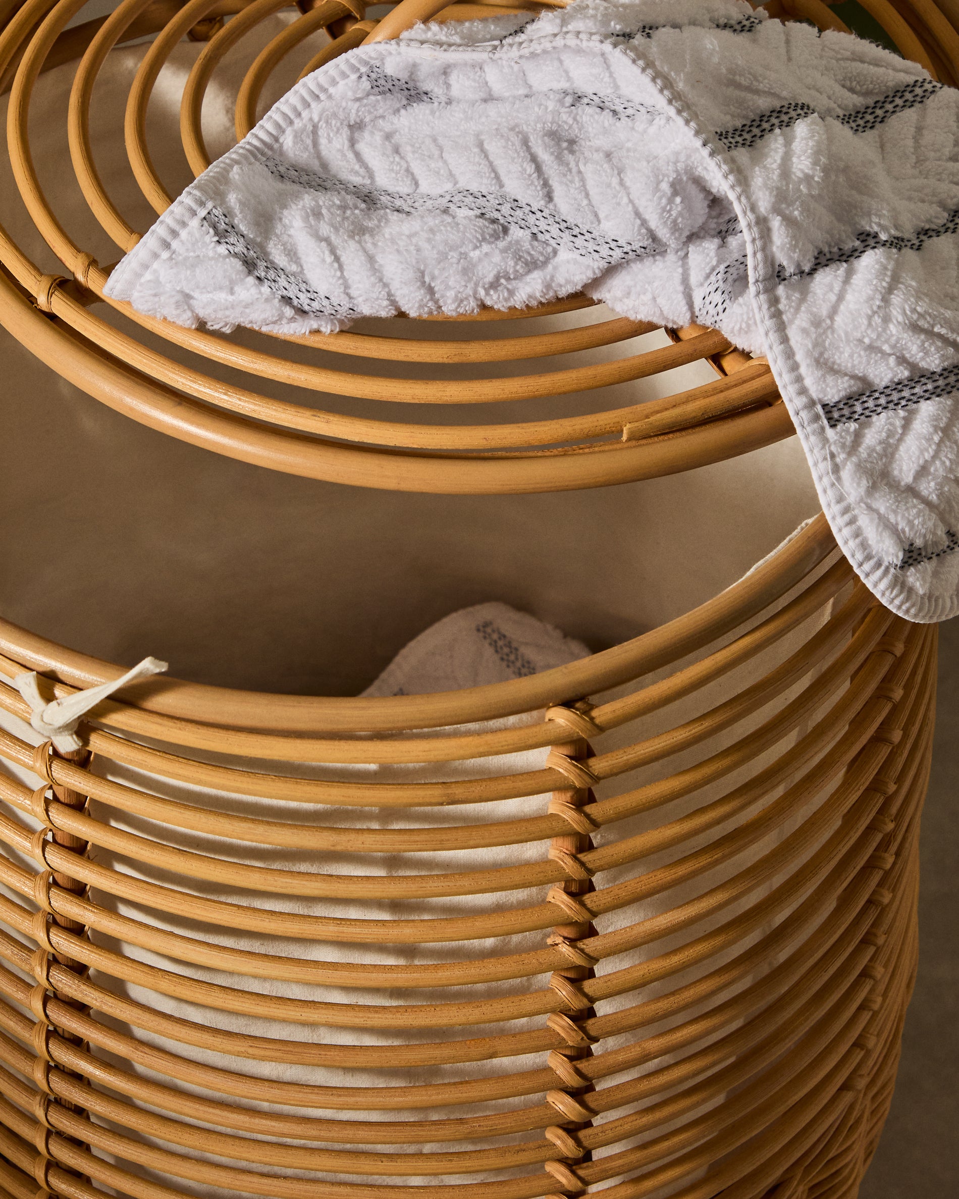 Stilvoller Wäschekorb Liora aus Rattan, 59 cm hoch, perfekt für die ordentliche Aufbewahrung von Wäsche in jedem Raum.