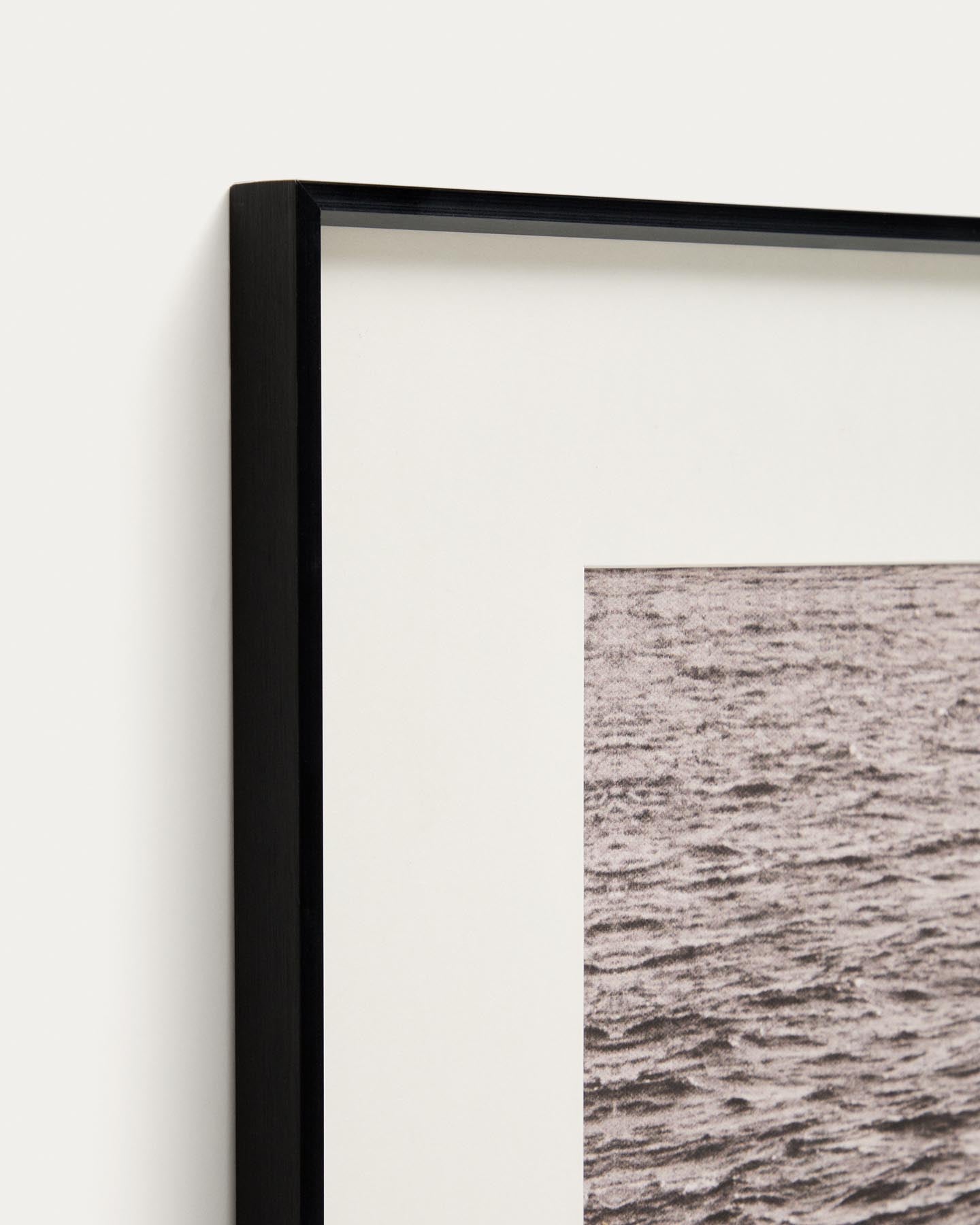 Bild Zavira, Fotografie von Wellen 64 x 84 cm in Schwarz präsentiert im Onlineshop von KAQTU Design AG. Bild ist von Kave Home