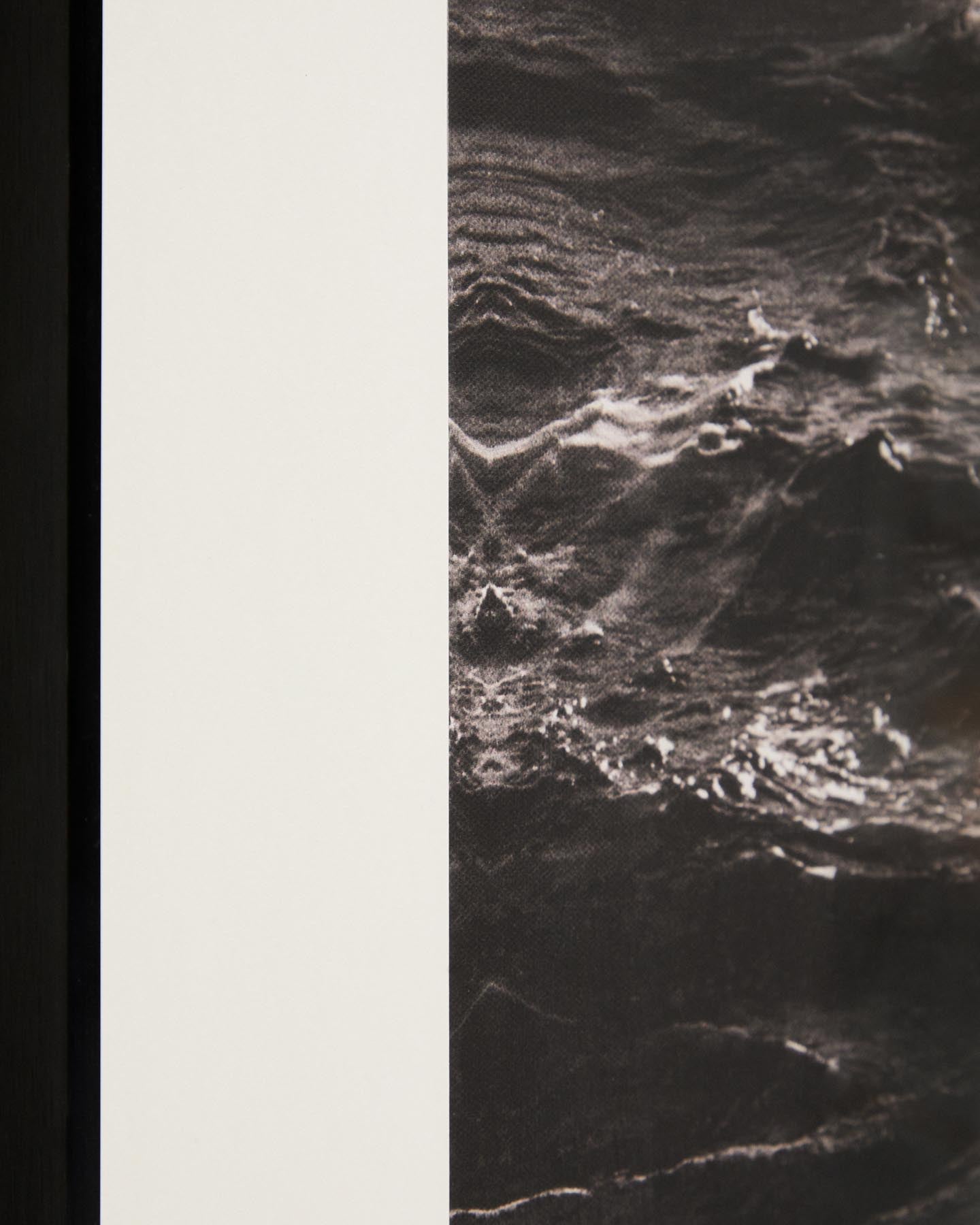 Bild Zavira, Fotografie von Wellen 64 x 84 cm in Schwarz präsentiert im Onlineshop von KAQTU Design AG. Bild ist von Kave Home