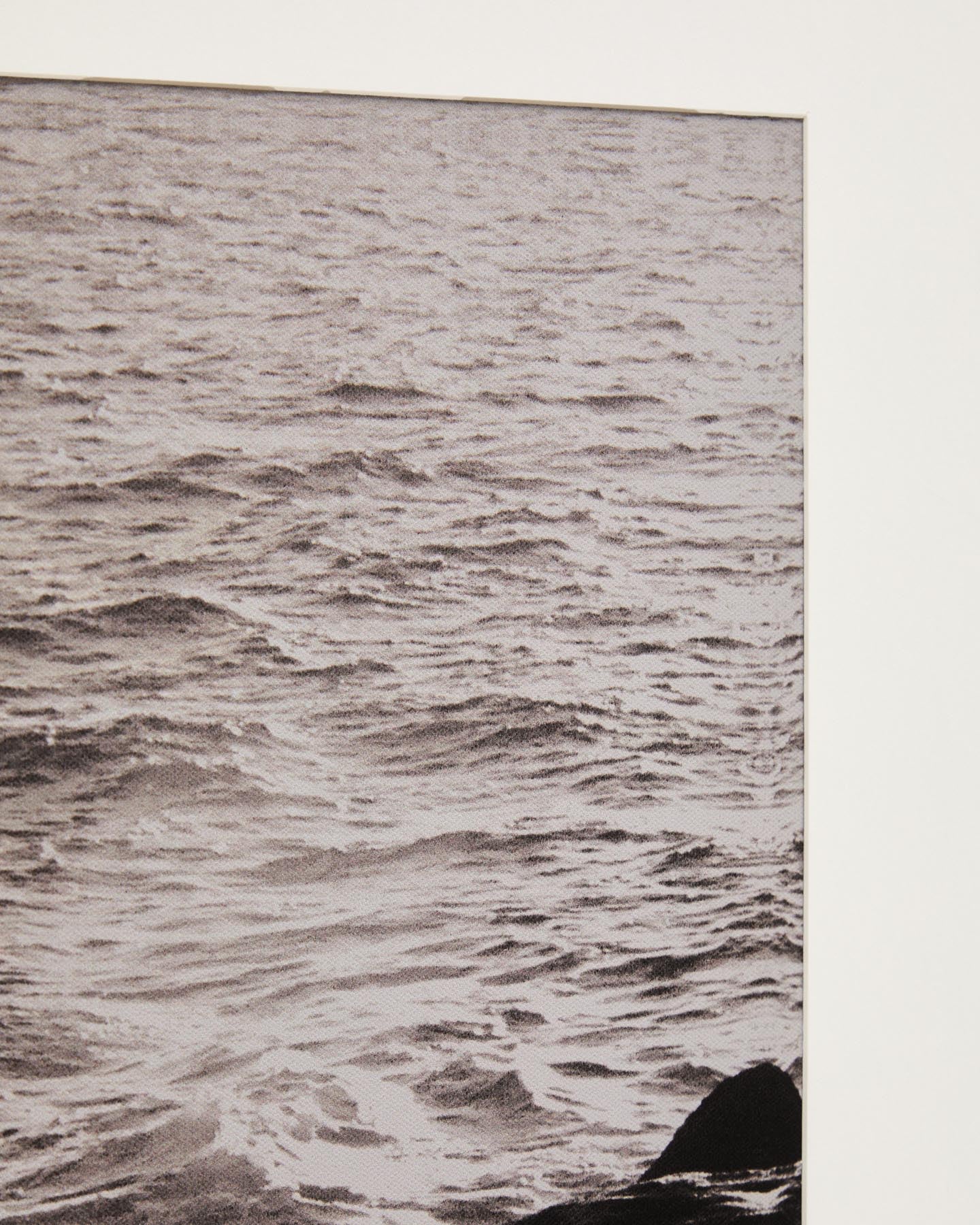 Bild Zavira, Fotografie von Wellen 64 x 84 cm in Schwarz präsentiert im Onlineshop von KAQTU Design AG. Bild ist von Kave Home