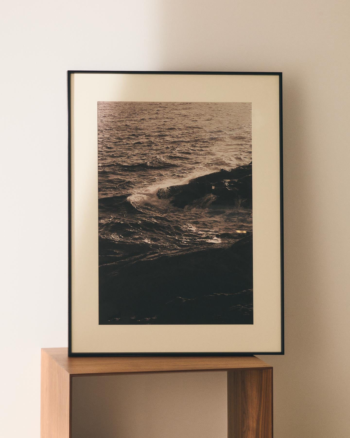 Bild Zavira, Fotografie von Wellen 64 x 84 cm in Schwarz präsentiert im Onlineshop von KAQTU Design AG. Bild ist von Kave Home