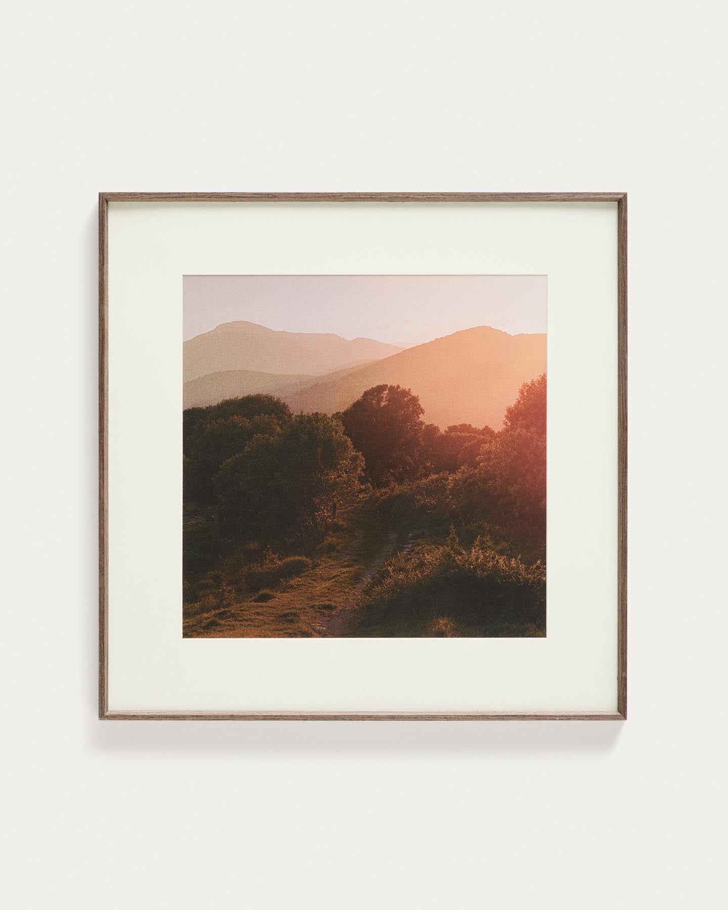 Bild Zavira, Fotografie der Landschaft von La Garrotxa, 58 x 58 cm in Mehrfarbig präsentiert im Onlineshop von KAQTU Design AG. Bild ist von Kave Home