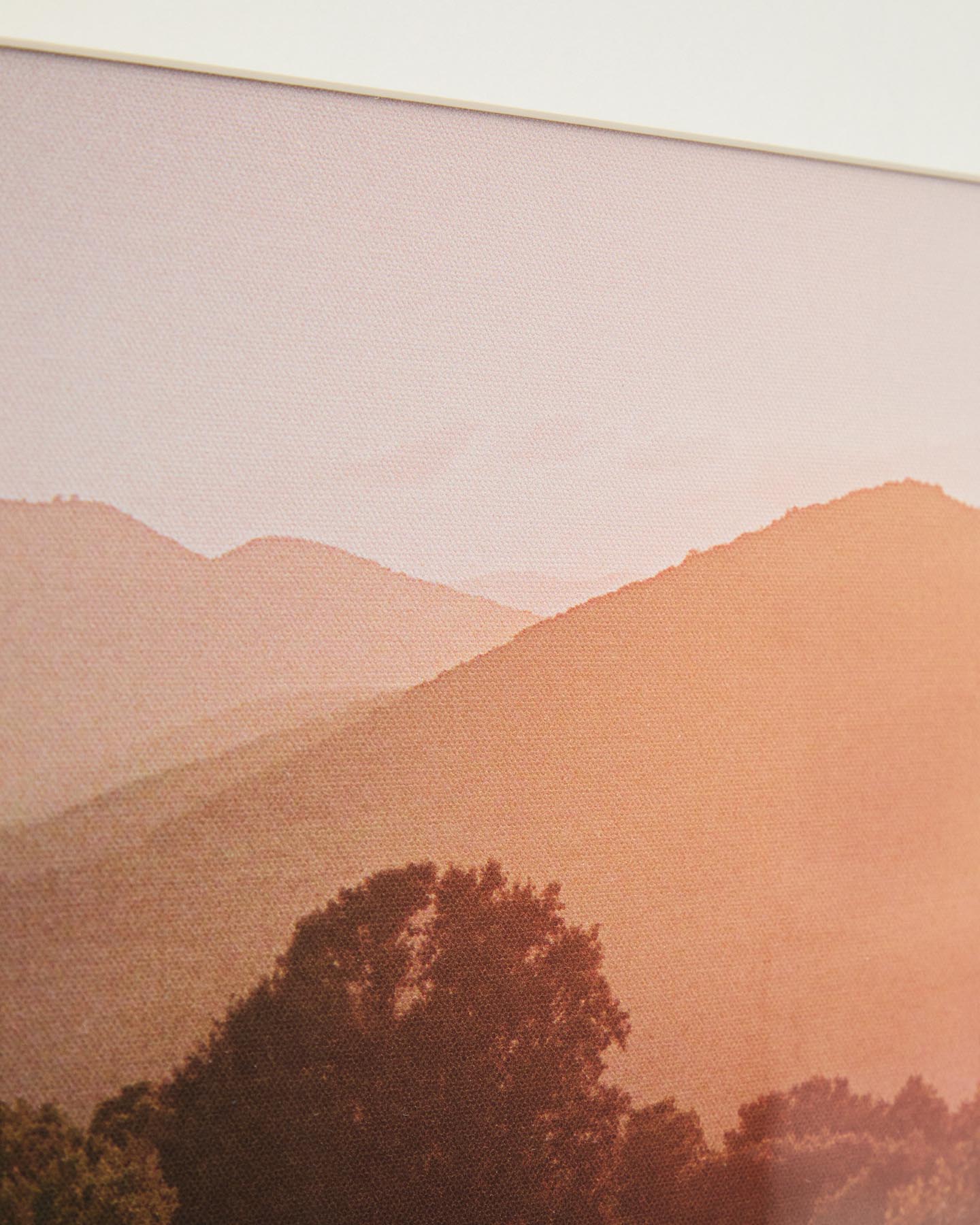 Bild Zavira, Fotografie der Landschaft von La Garrotxa, 58 x 58 cm in Mehrfarbig präsentiert im Onlineshop von KAQTU Design AG. Bild ist von Kave Home