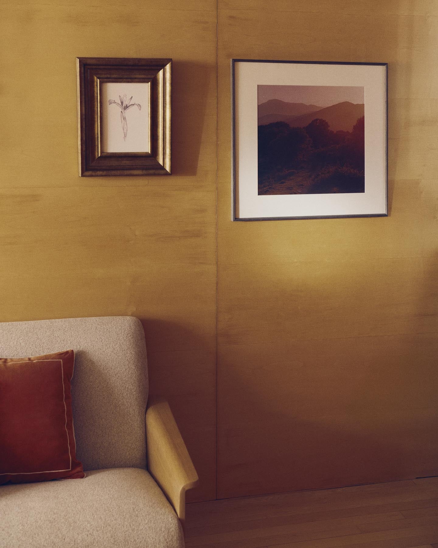 Bild Zavira, Fotografie der Landschaft von La Garrotxa, 58 x 58 cm in Mehrfarbig präsentiert im Onlineshop von KAQTU Design AG. Bild ist von Kave Home