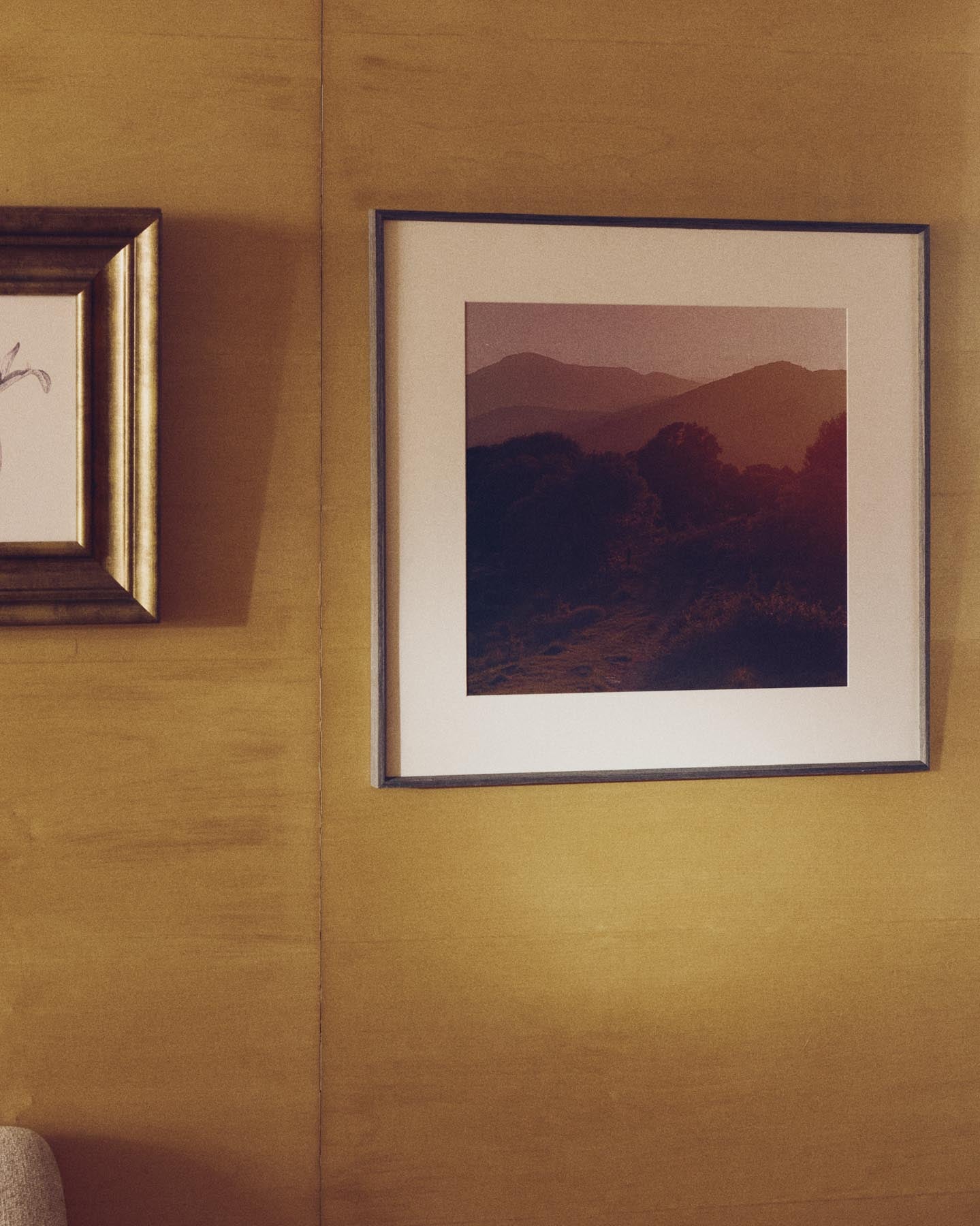 Bild Zavira, Fotografie der Landschaft von La Garrotxa, 58 x 58 cm in Mehrfarbig präsentiert im Onlineshop von KAQTU Design AG. Bild ist von Kave Home