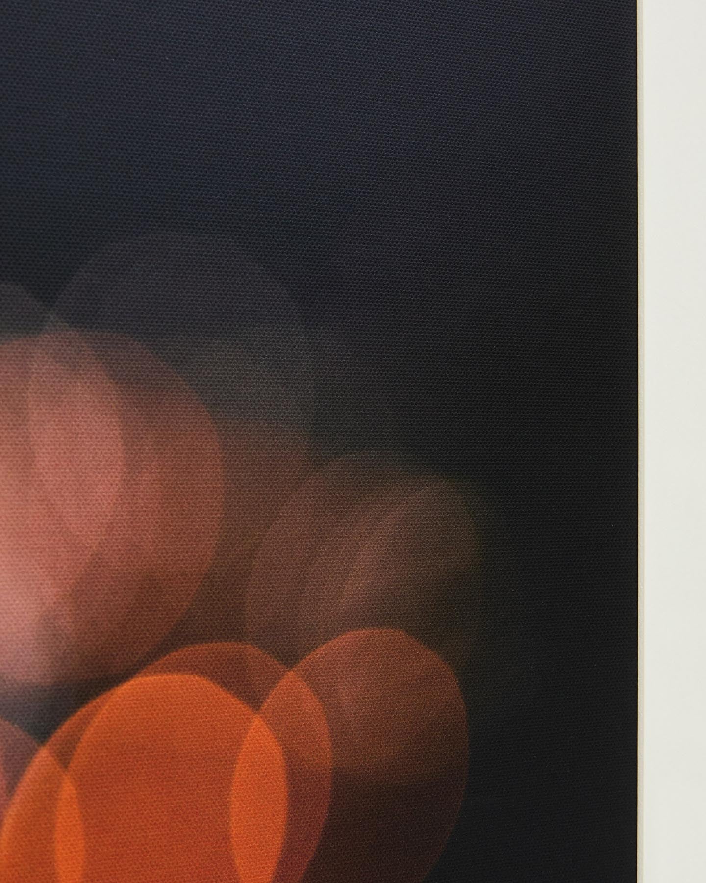 Bild Zavira, Fotografie der Lichter von Barcelona, 80 x 100 cm in Schwarz präsentiert im Onlineshop von KAQTU Design AG. Bild ist von Kave Home