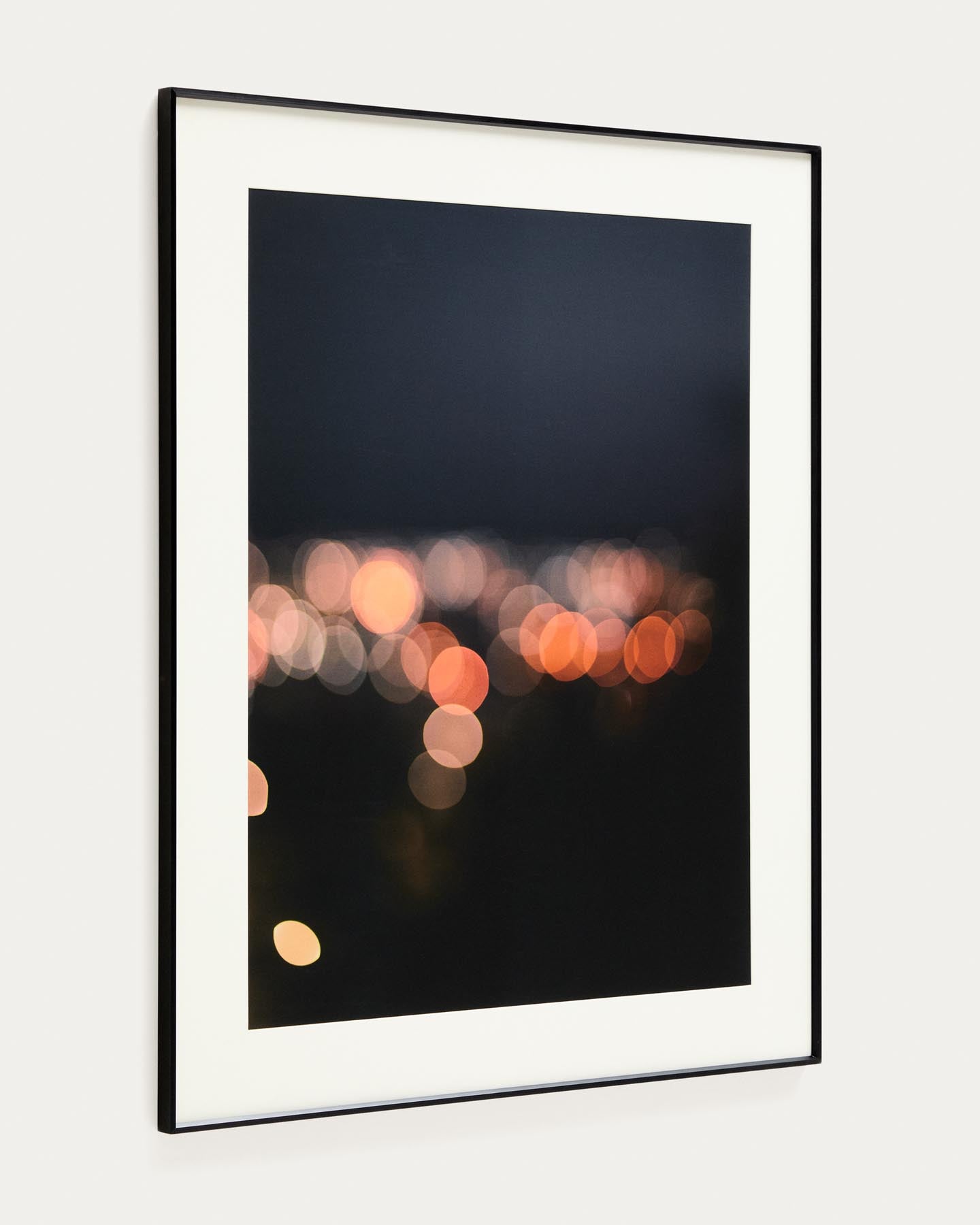 Bild Zavira, Fotografie der Lichter von Barcelona, 80 x 100 cm in Schwarz präsentiert im Onlineshop von KAQTU Design AG. Bild ist von Kave Home