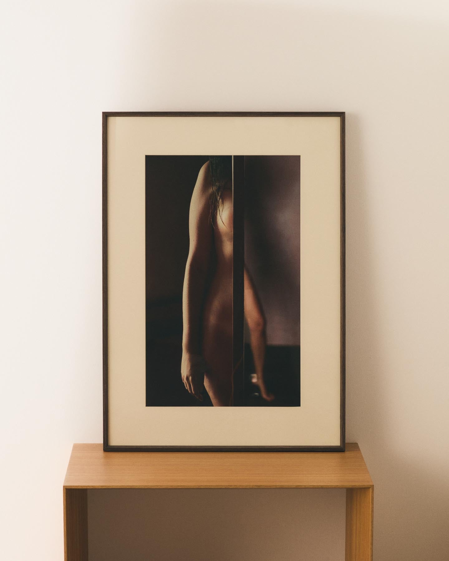 Bild Zavira, Fotografie eines weiblichen Körpers, 50 x 70 cm in Mehrfarbig präsentiert im Onlineshop von KAQTU Design AG. Bild ist von Kave Home