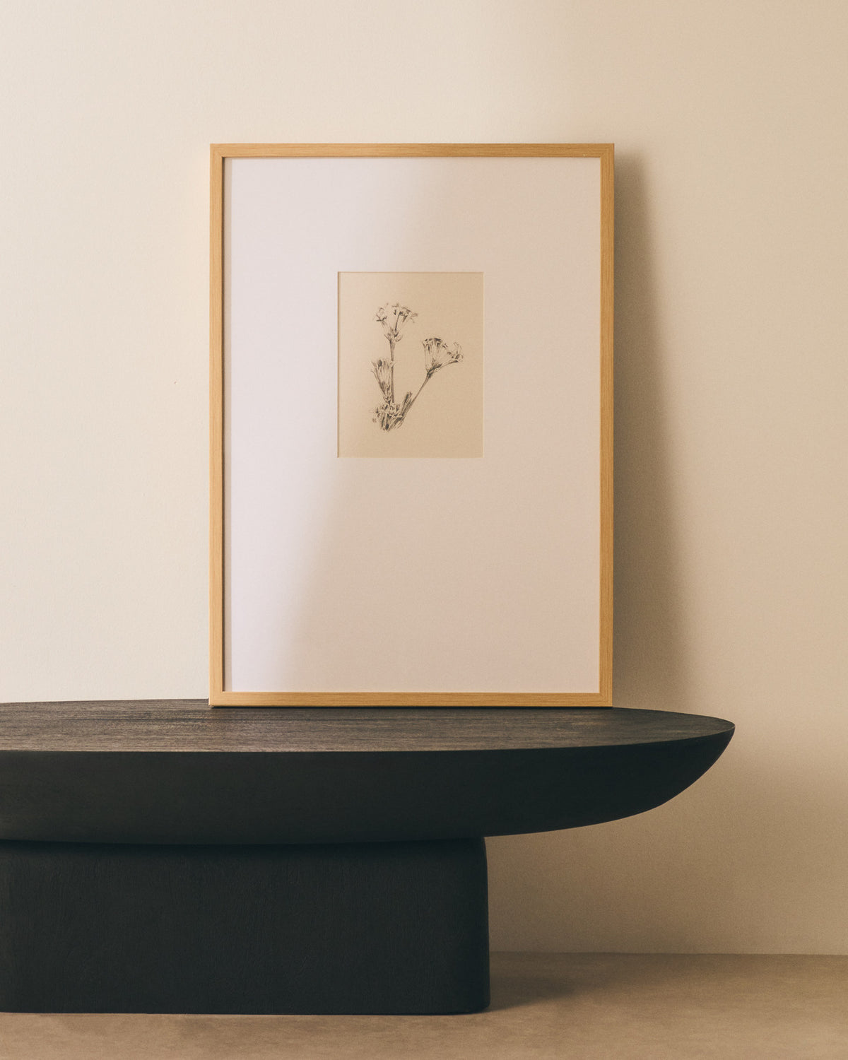 Bild Lirena, botanische Illustration, 50 x 70 cm in Beige, Weiss präsentiert im Onlineshop von KAQTU Design AG. Bild ist von Kave Home