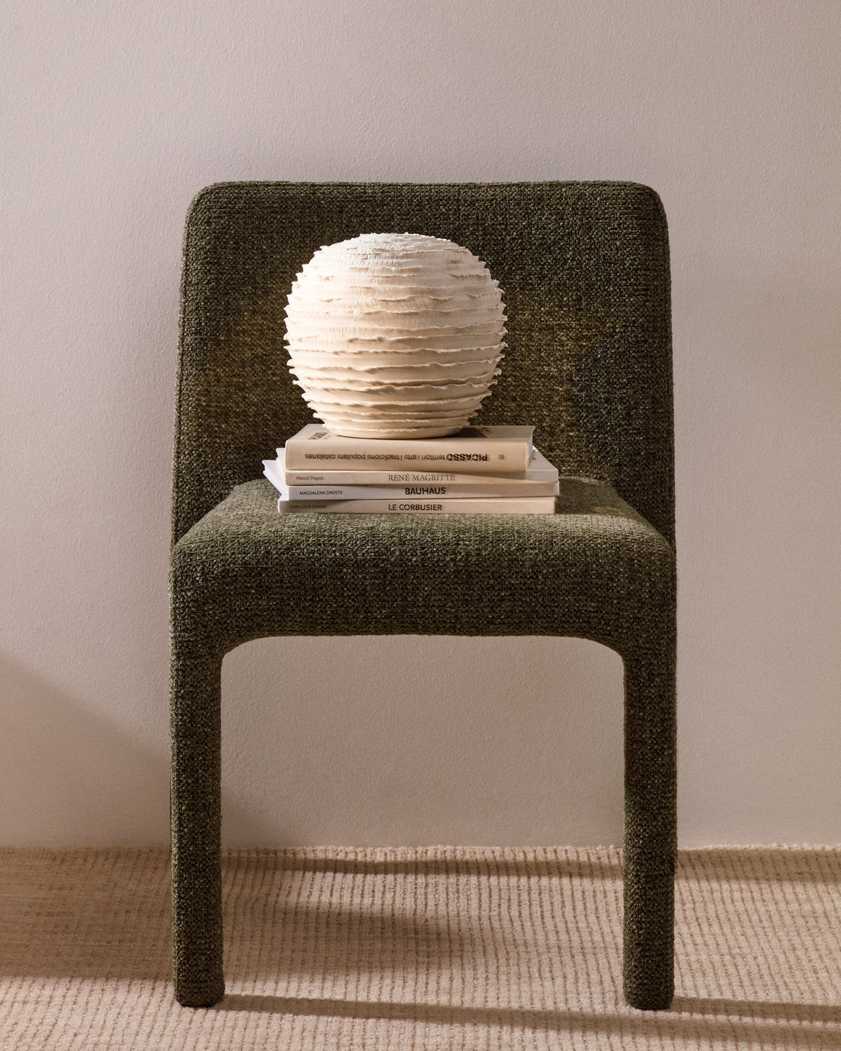Vase Evania aus beigefarbener Keramik 21 cm in Weiss präsentiert im Onlineshop von KAQTU Design AG. Vase ist von Kave Home