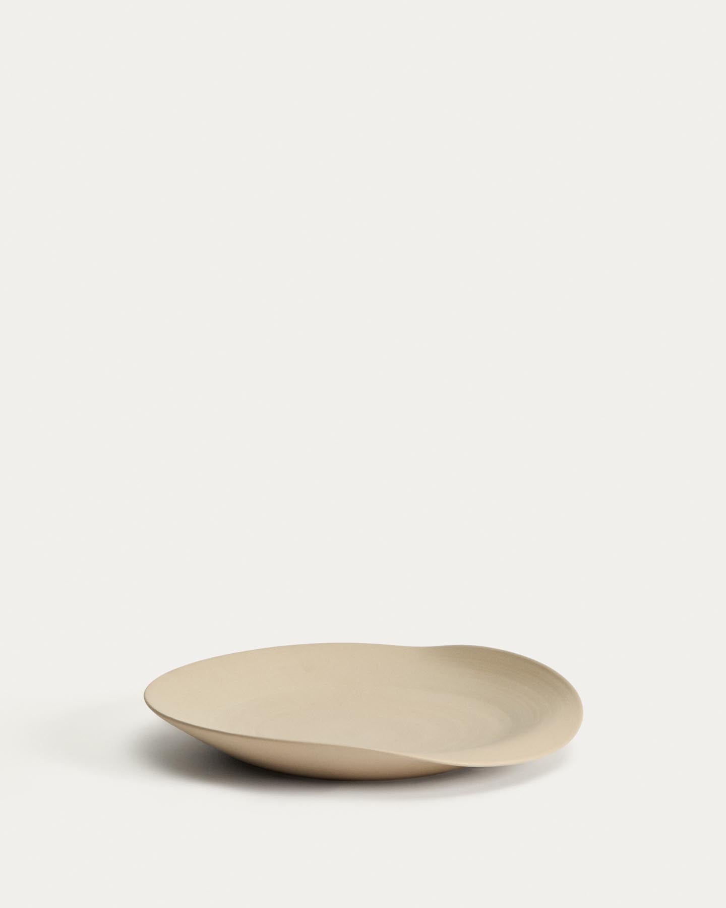 Tischdekoration Ebenor aus beiger Keramik Ø 30 cm in Beige präsentiert im Onlineshop von KAQTU Design AG. Schale ist von Kave Home