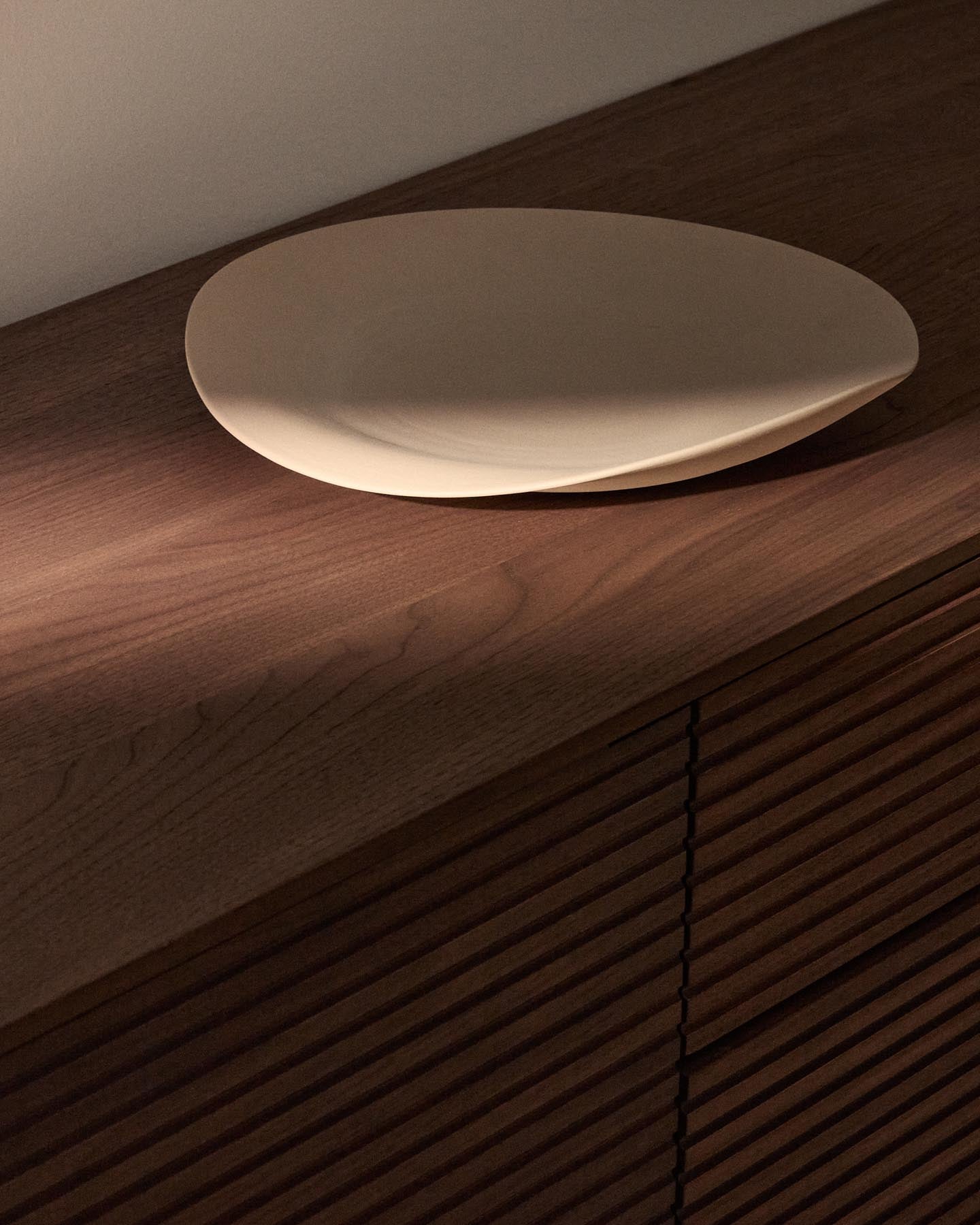 Elegante Tischdekoration in beiger Keramik, Ø 30 cm, ideal für stilvolle Arrangements und Akzente in jedem Wohnraum.