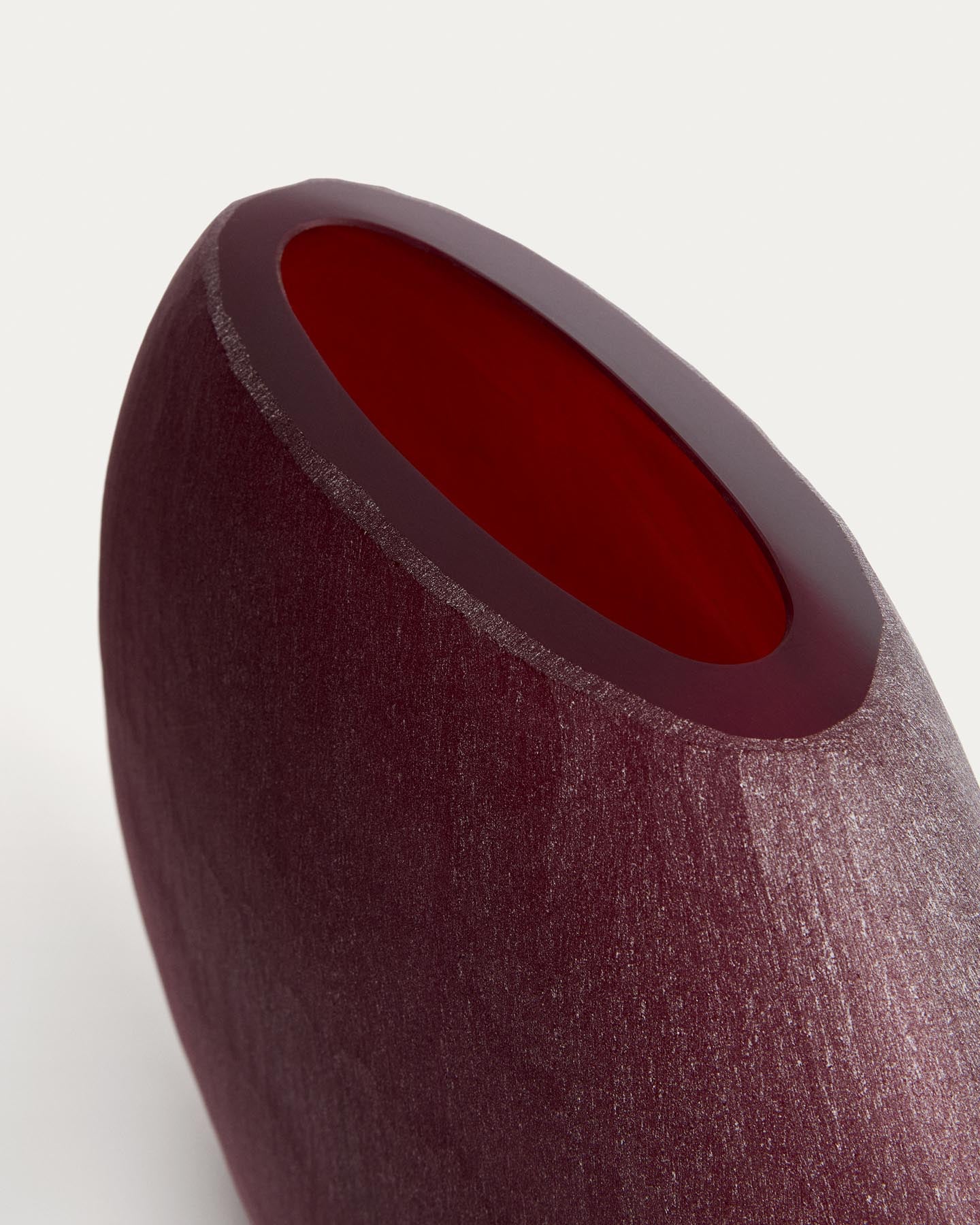 Vase Rovena aus bordeauxfarbenem Glas 43,5 cm in präsentiert im Onlineshop von KAQTU Design AG. Vase ist von Kave Home