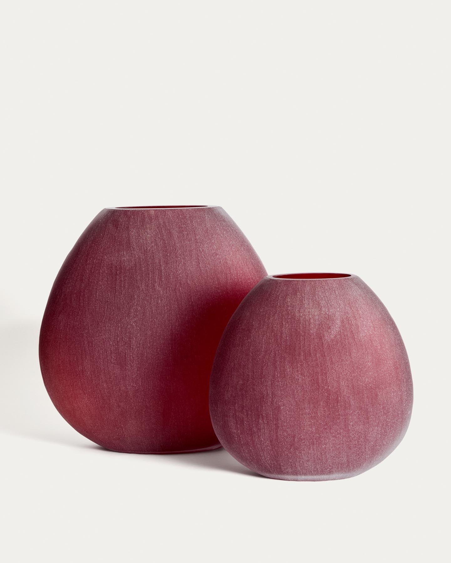 Vase Rovena aus bordeauxfarbenem Glas 43,5 cm in präsentiert im Onlineshop von KAQTU Design AG. Vase ist von Kave Home