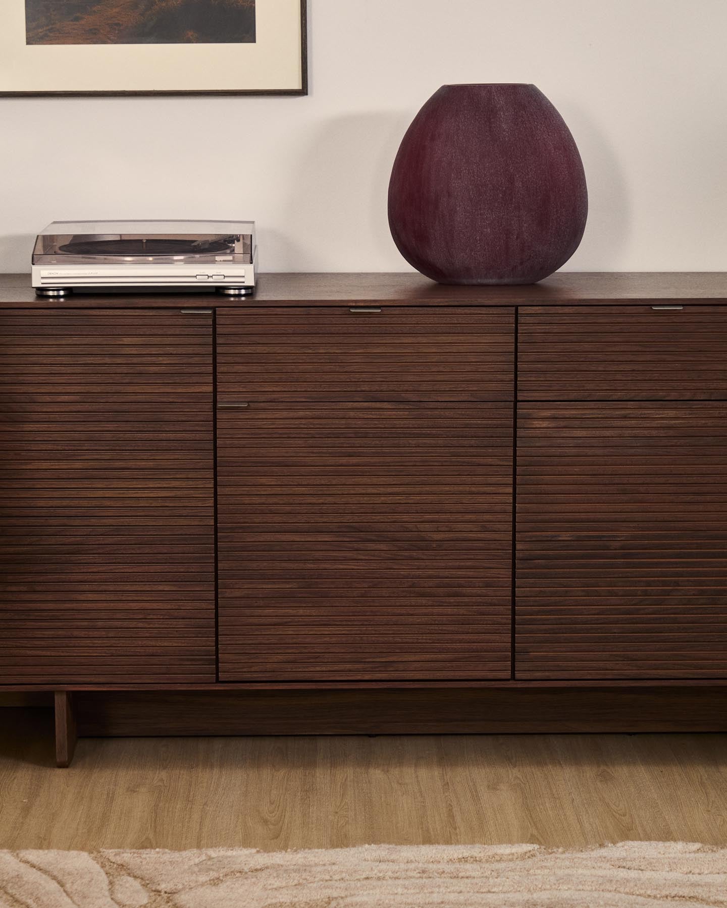 Vase Rovena aus bordeauxfarbenem Glas 33,5 cm in präsentiert im Onlineshop von KAQTU Design AG. Vase ist von Kave Home